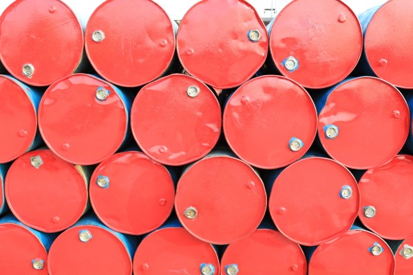 Global oil supply rises in face of Russian sanctions, Middle East crisis