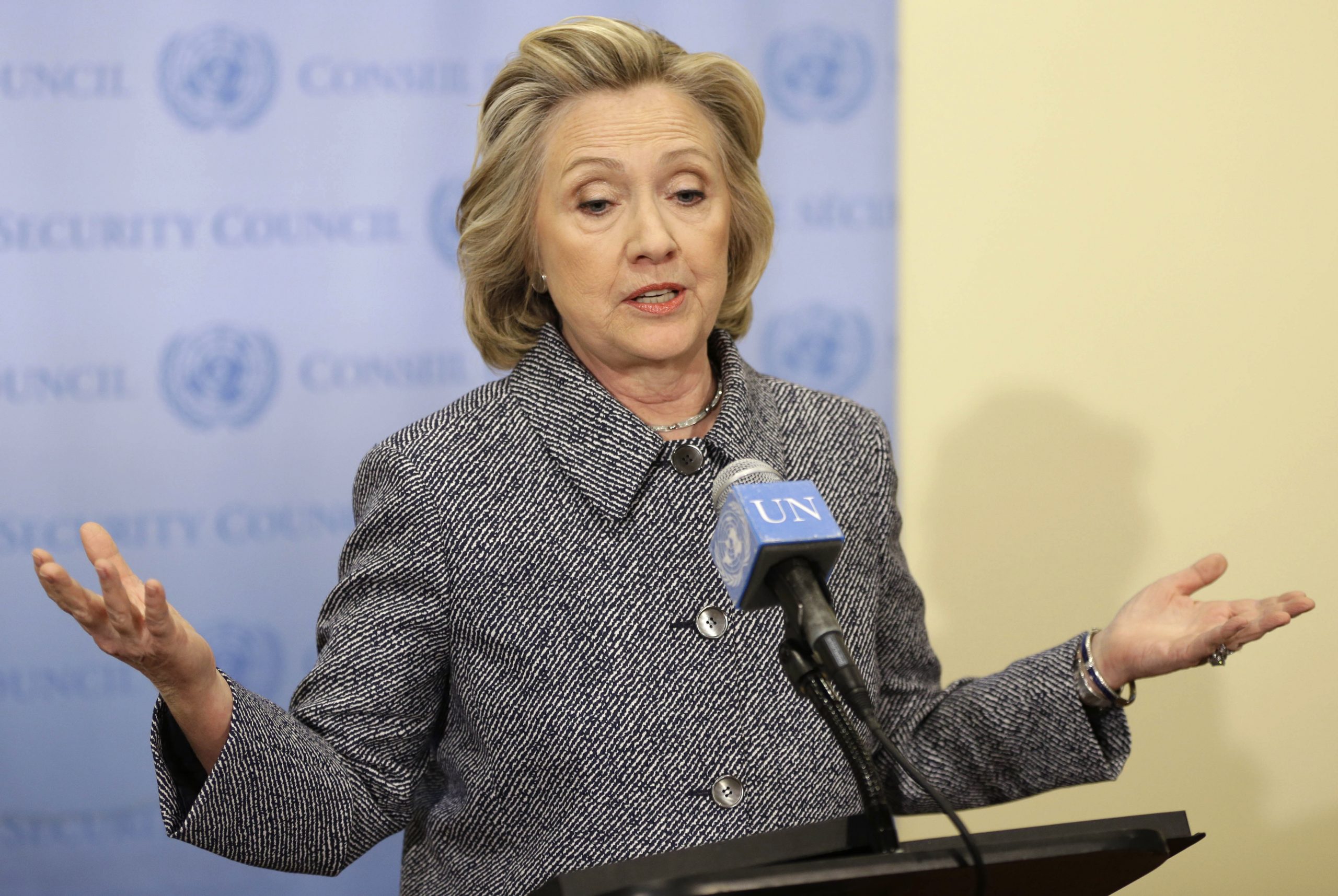 House Republicans call on Hillary Clinton to hand over email server