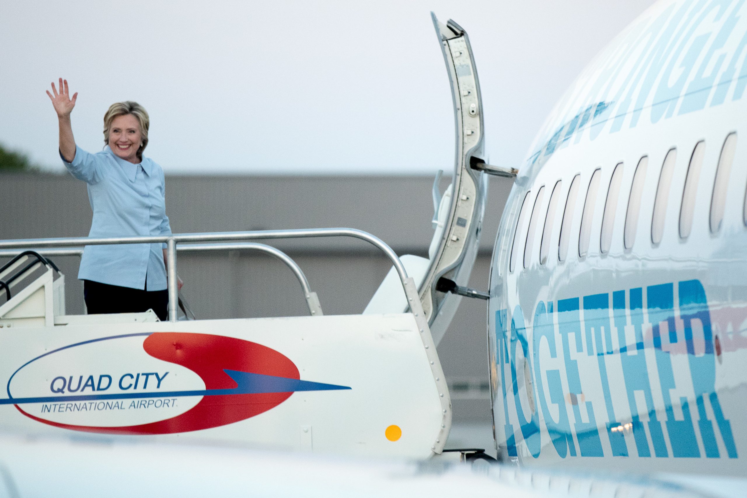 Clinton to hold in-flight press conference Tuesday