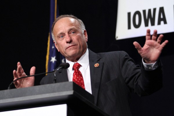 Conservatives push party unity at Iowa fundraiser