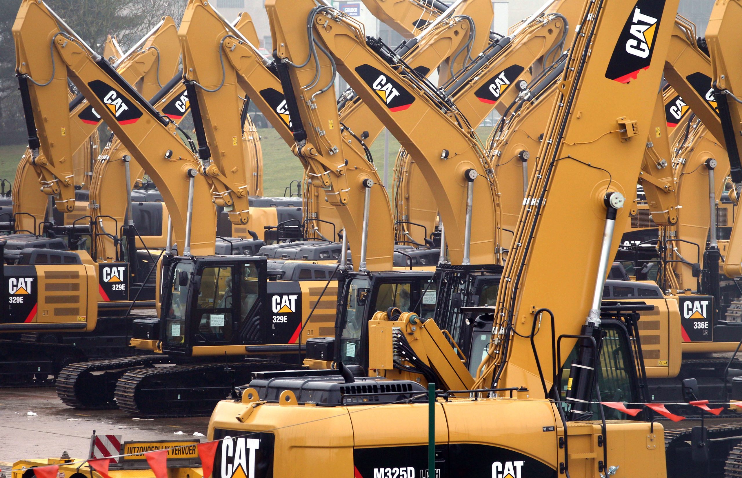 Caterpillar 4Q results, 2014 outlook tops forecast