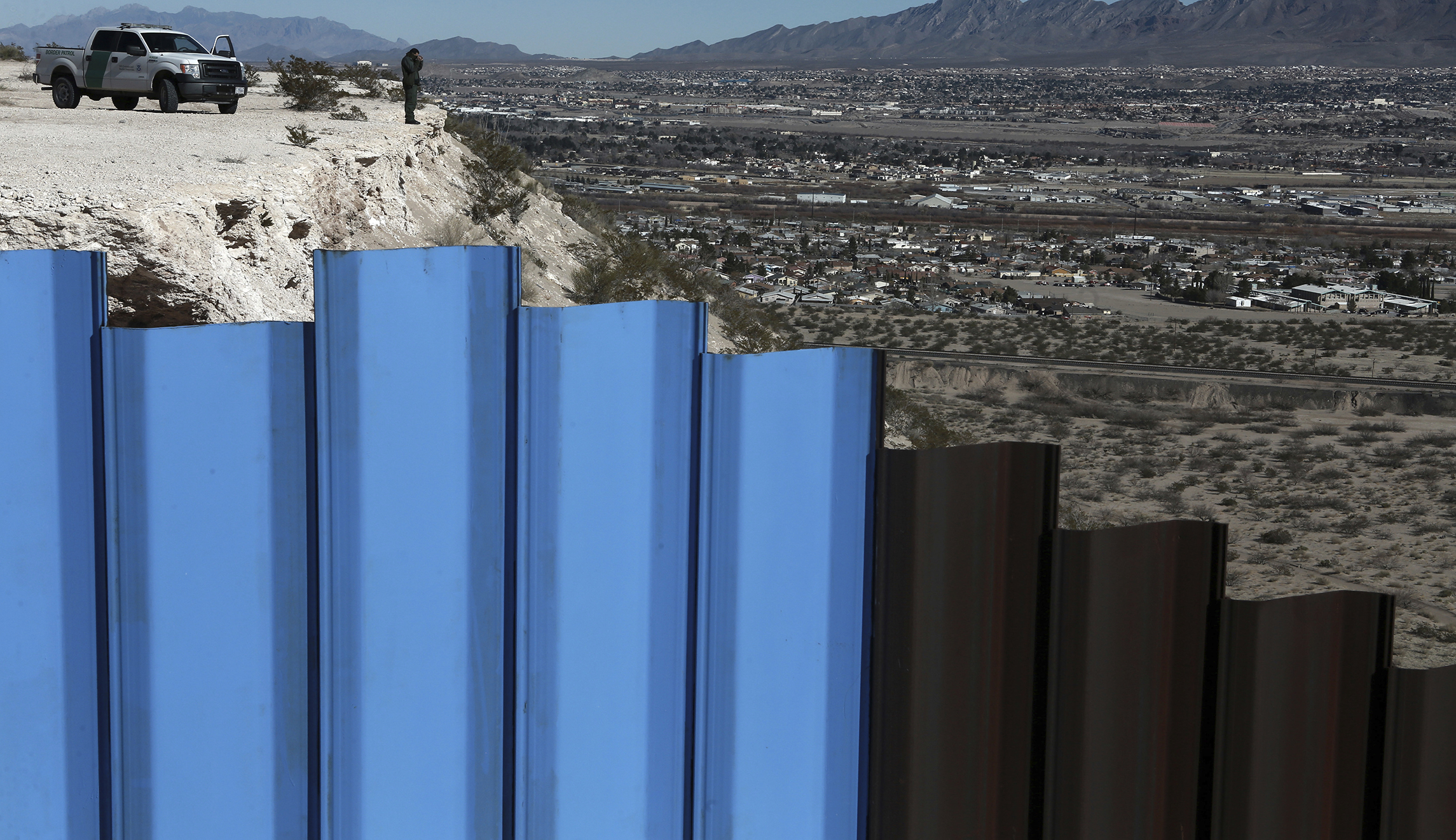 DHS delays construction of prototypes for Trump’s border wall: Report