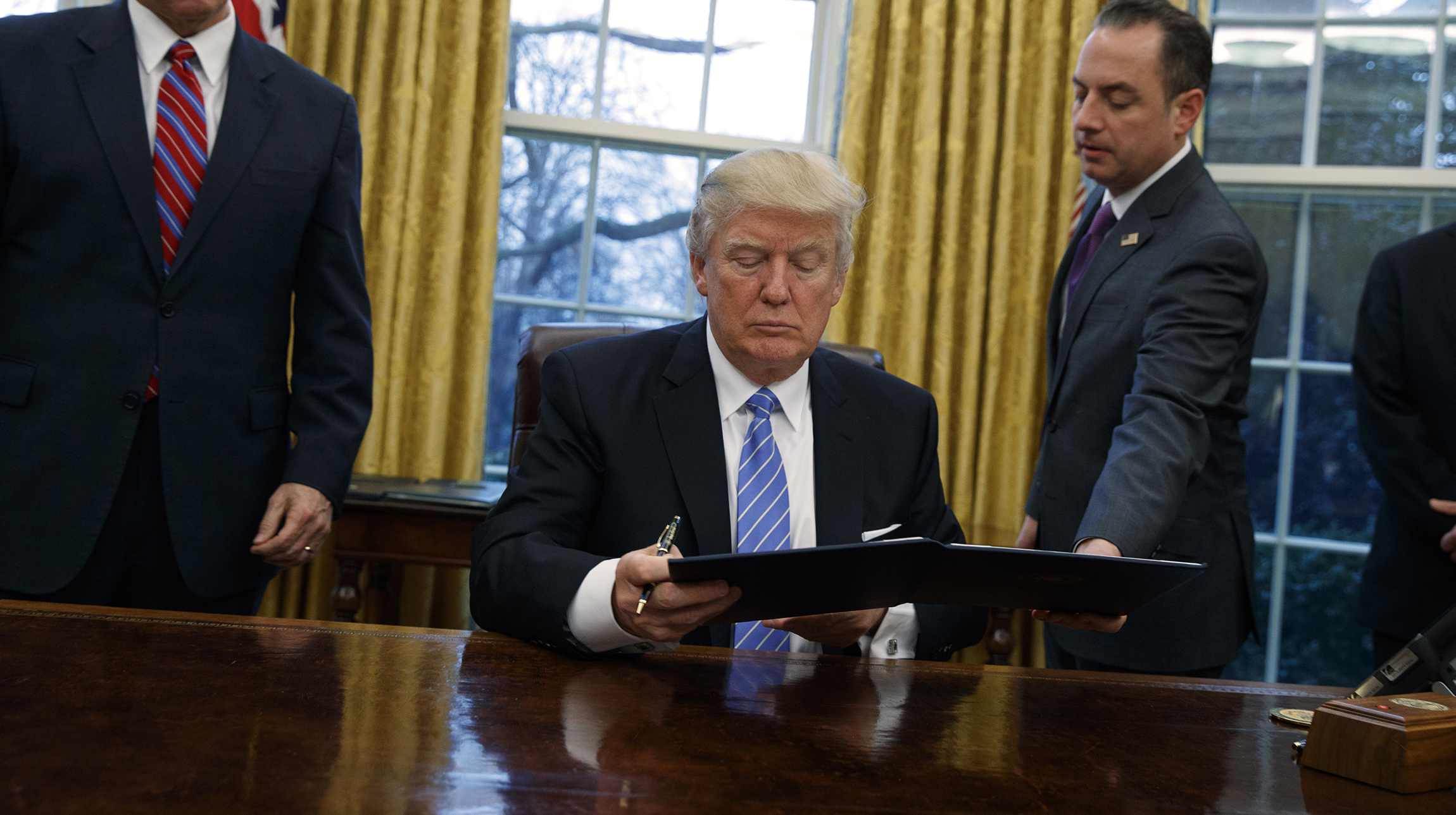 Trump orders feds to reduce permitting issues for manufacturers