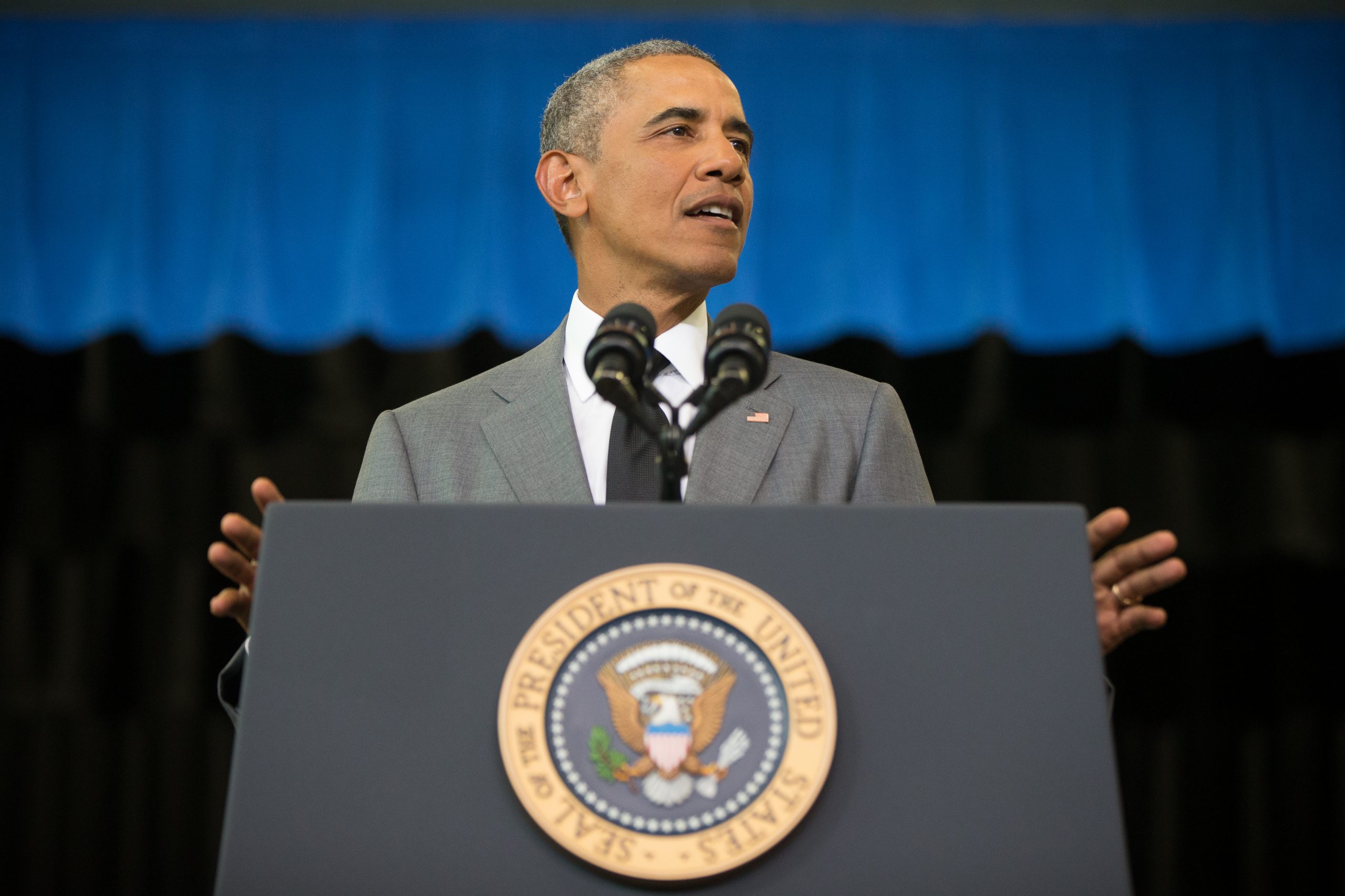 Obama seeks pay hike for federal workers, military next year