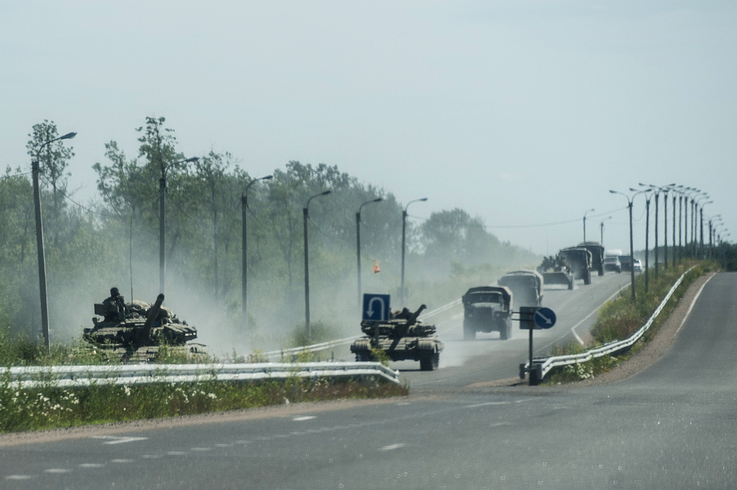 Meanwhile in Ukraine: Russia sends tanks to rebels, deploys troops to border