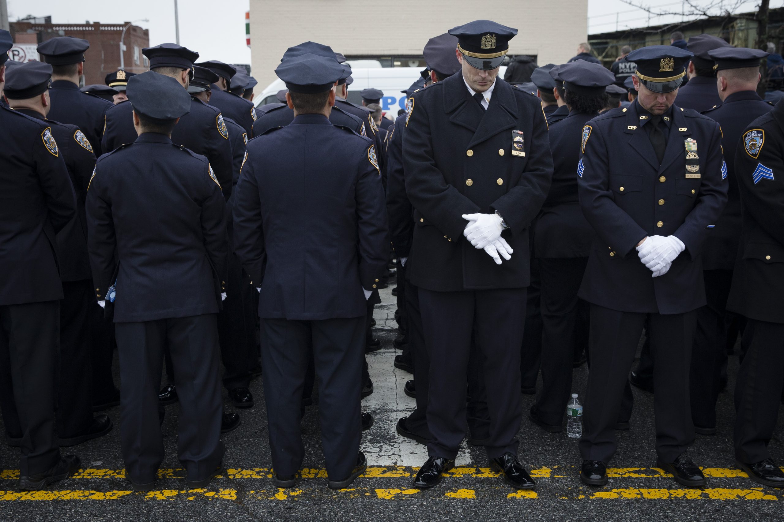 Poll: NYPD vs. De Blasio, 95% cops call mayor ‘poor’