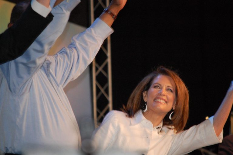 Iowa Gov. riles up straw poll crowd