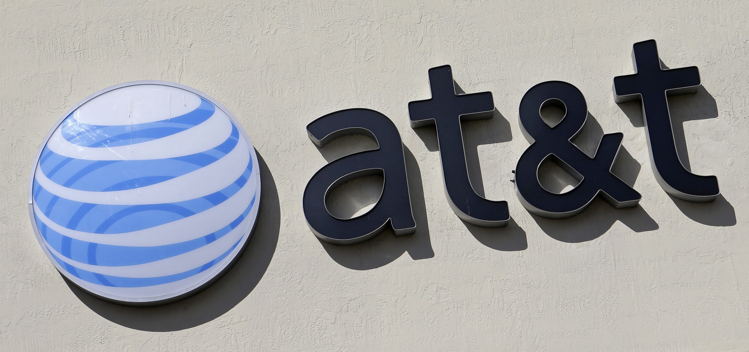 AT&T wireless customers briefly unable to call 911 in several states