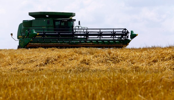 Farm groups praise $12 billion aid package, urge pullback on trade fights