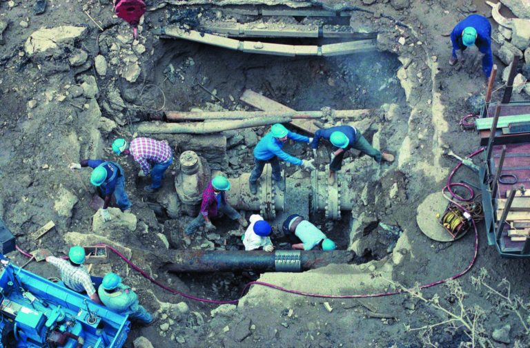 FILE- In this Aug, 20, 2989 file photo, a Consolidated Edison crew works to repair a steam pipe that had exploded in New York City. Consolidated Edison and its unionized workers are facing a midnight, July 1, 2012, deadline as their contract negotiations continue. (AP Photo/David A. Cantor, File