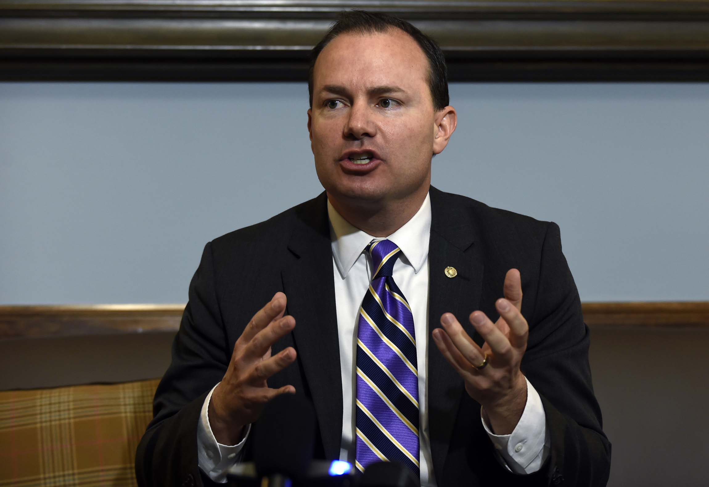 Mike Lee blocking aid deal as first lead pipe removed from Flint