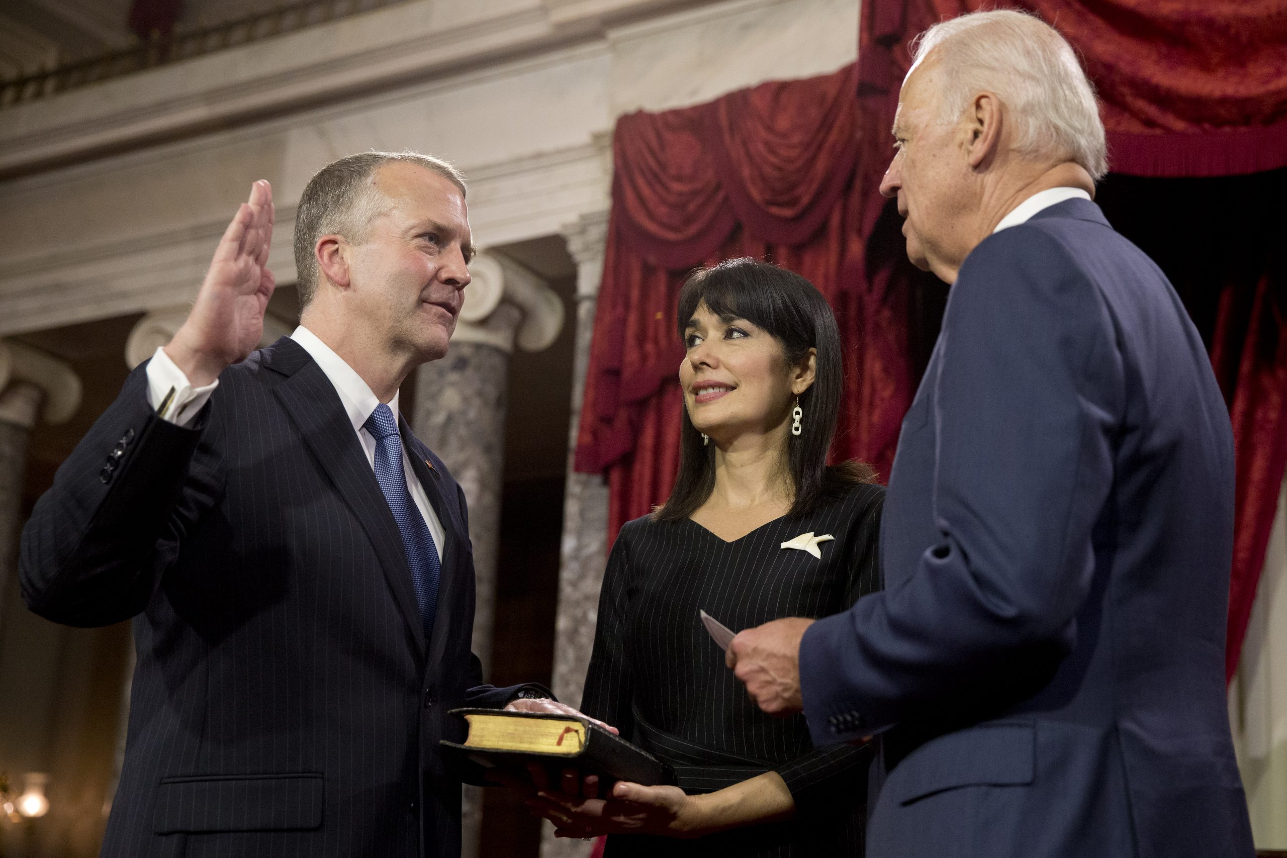 New polling provides split picture of Alaska Senate race
