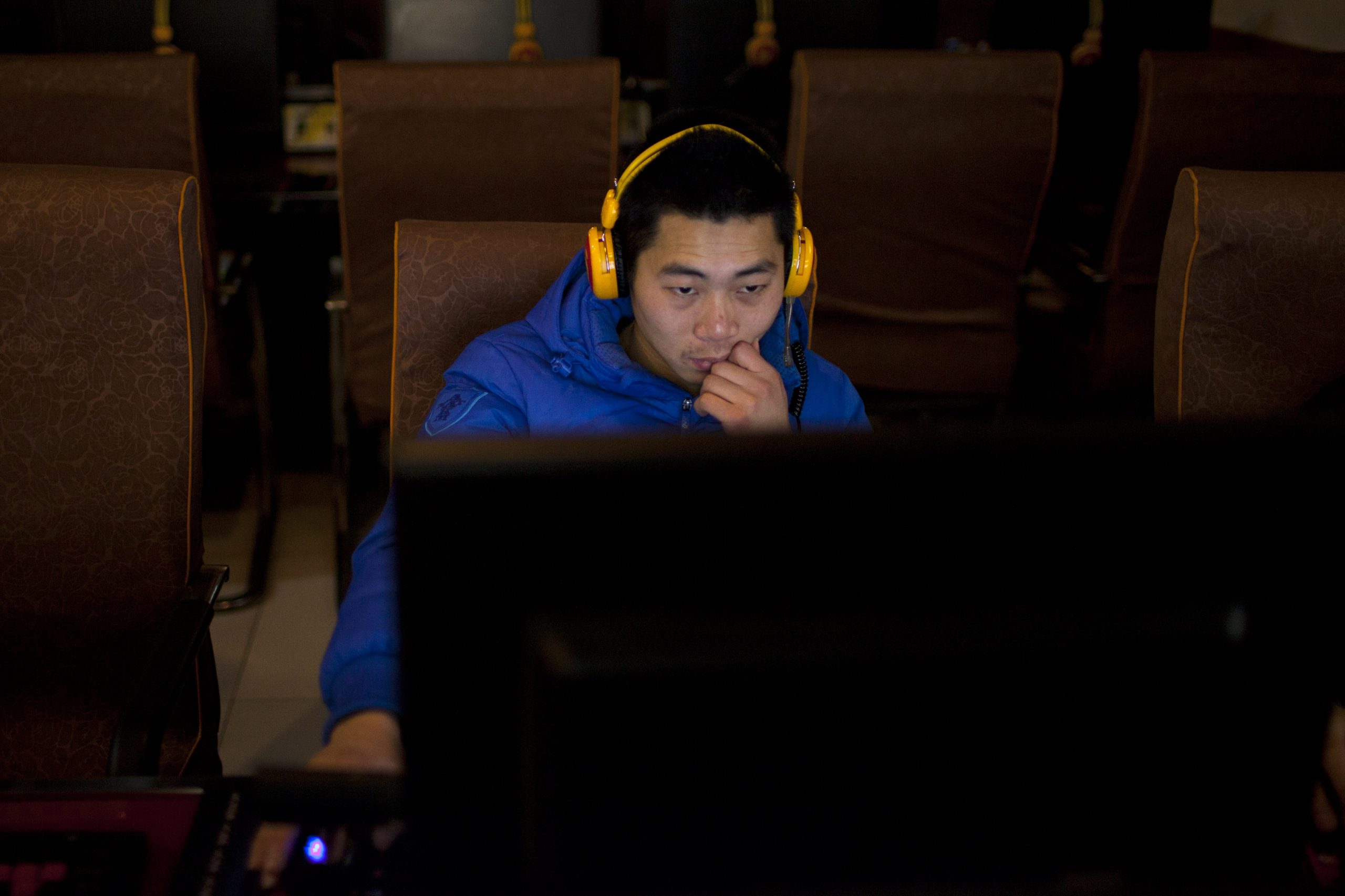 China requires Internet users to register names