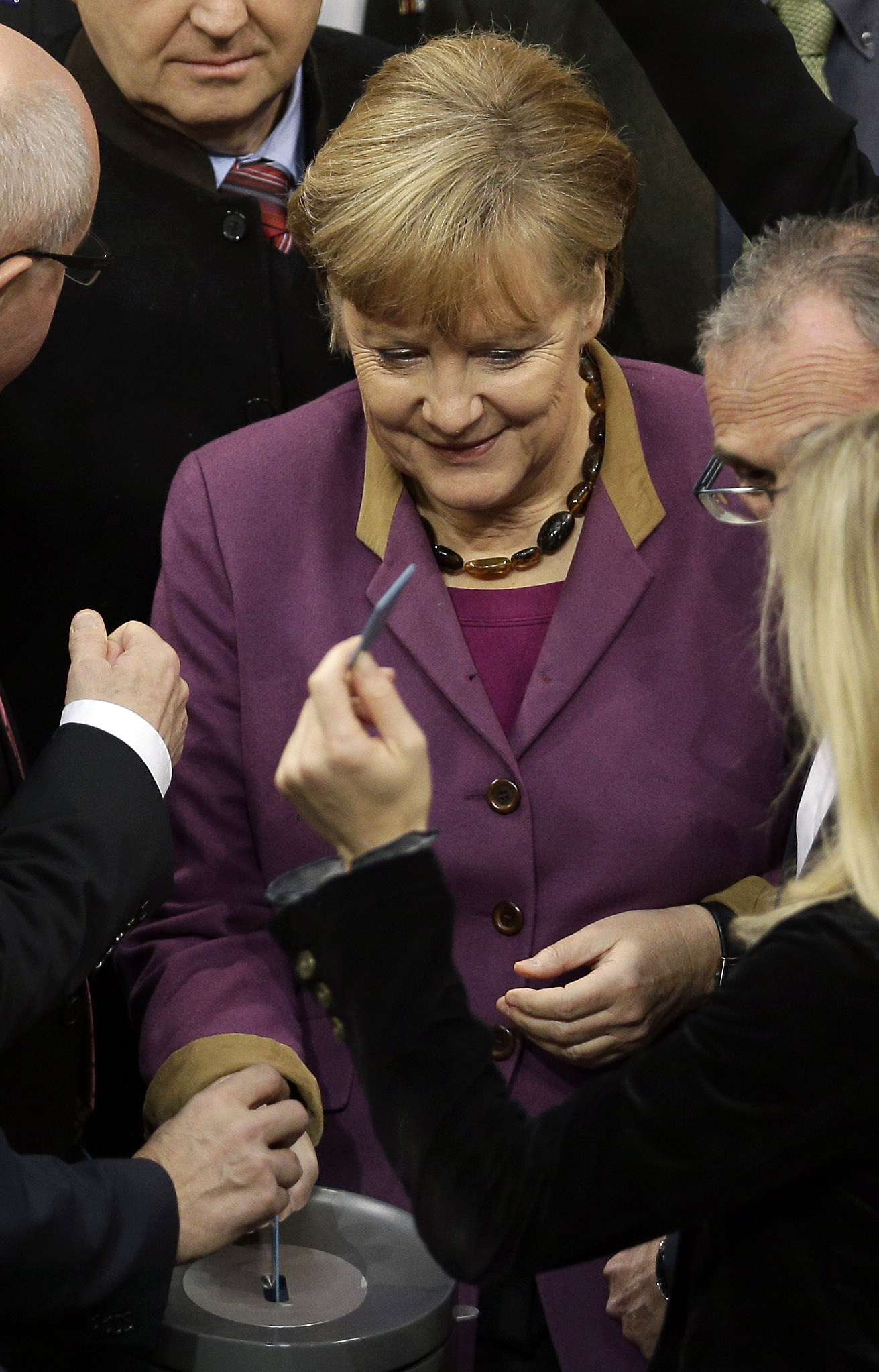Merkel does not rule out Greek haircut after 2014