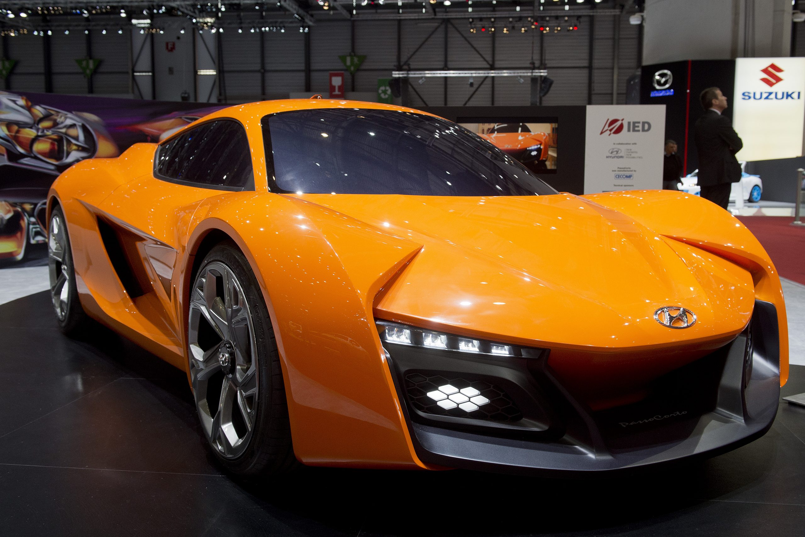 Top 10 carmakers sitting on $221 billion in cash