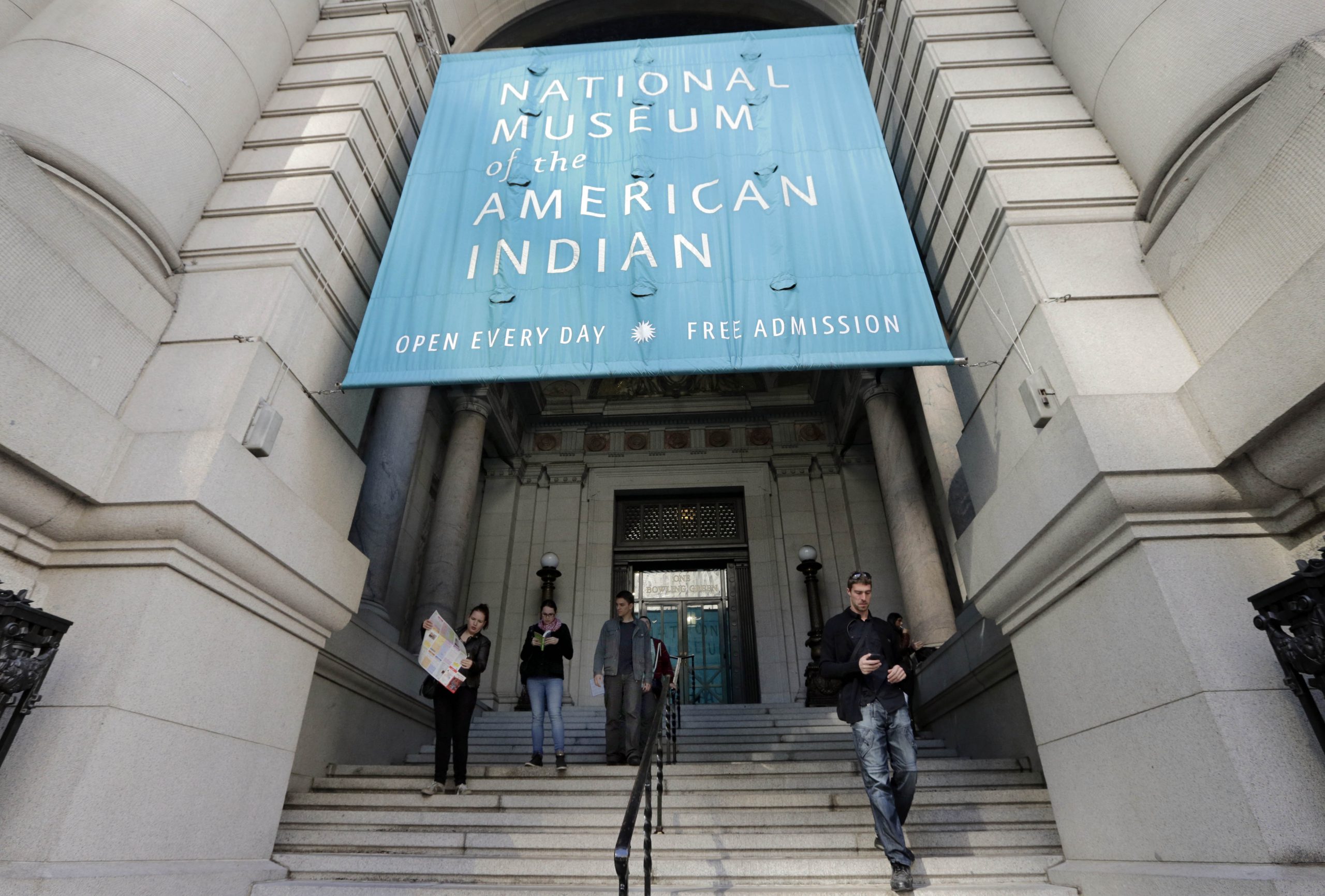 Smithsonian food court workers get union