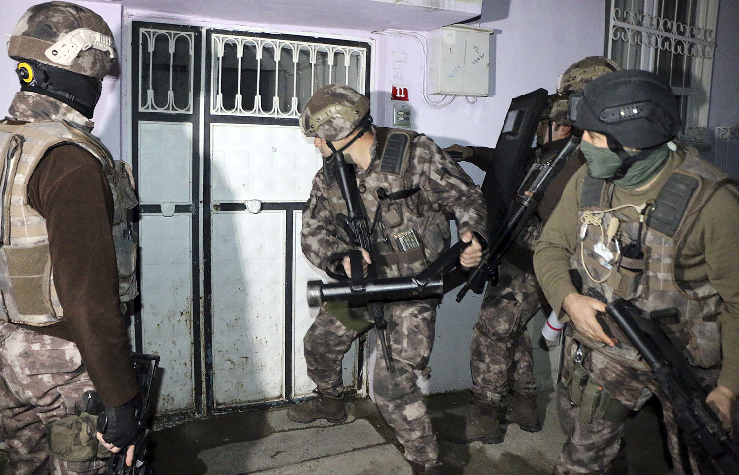Turkey detains 445 alleged Islamic State collaborators in overnight sting operation