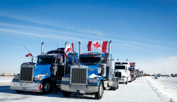 ‘It’s going down!’: Canadian police blitz truckers with formal warnings as Trudeau pounded for invoking Emergencies Act