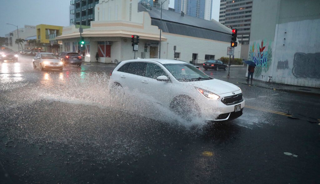 Hawaii cyclone triggers state of emergency