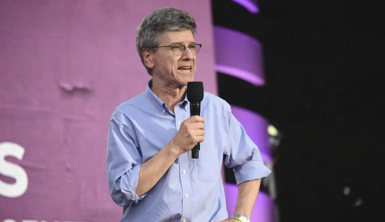 Economist Jeffrey Sachs speaks into a microphone onstage.
