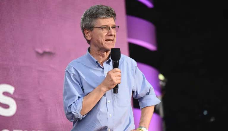 Economist Jeffrey Sachs speaks into a microphone onstage.
