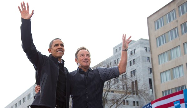Bruce Springsteen crosses the picket line