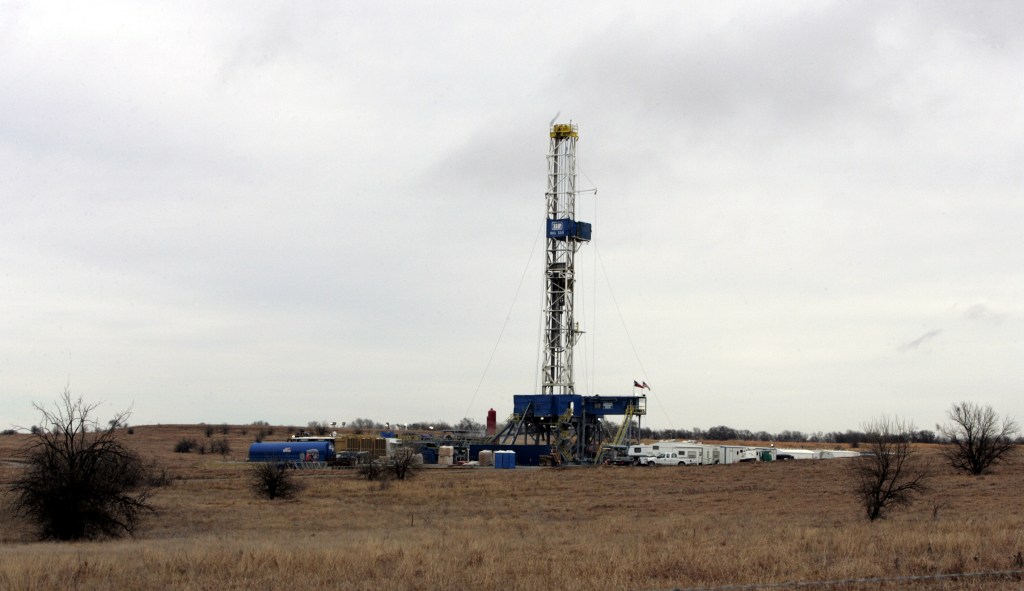Shale oil producers ask Texas regulators to force production cut