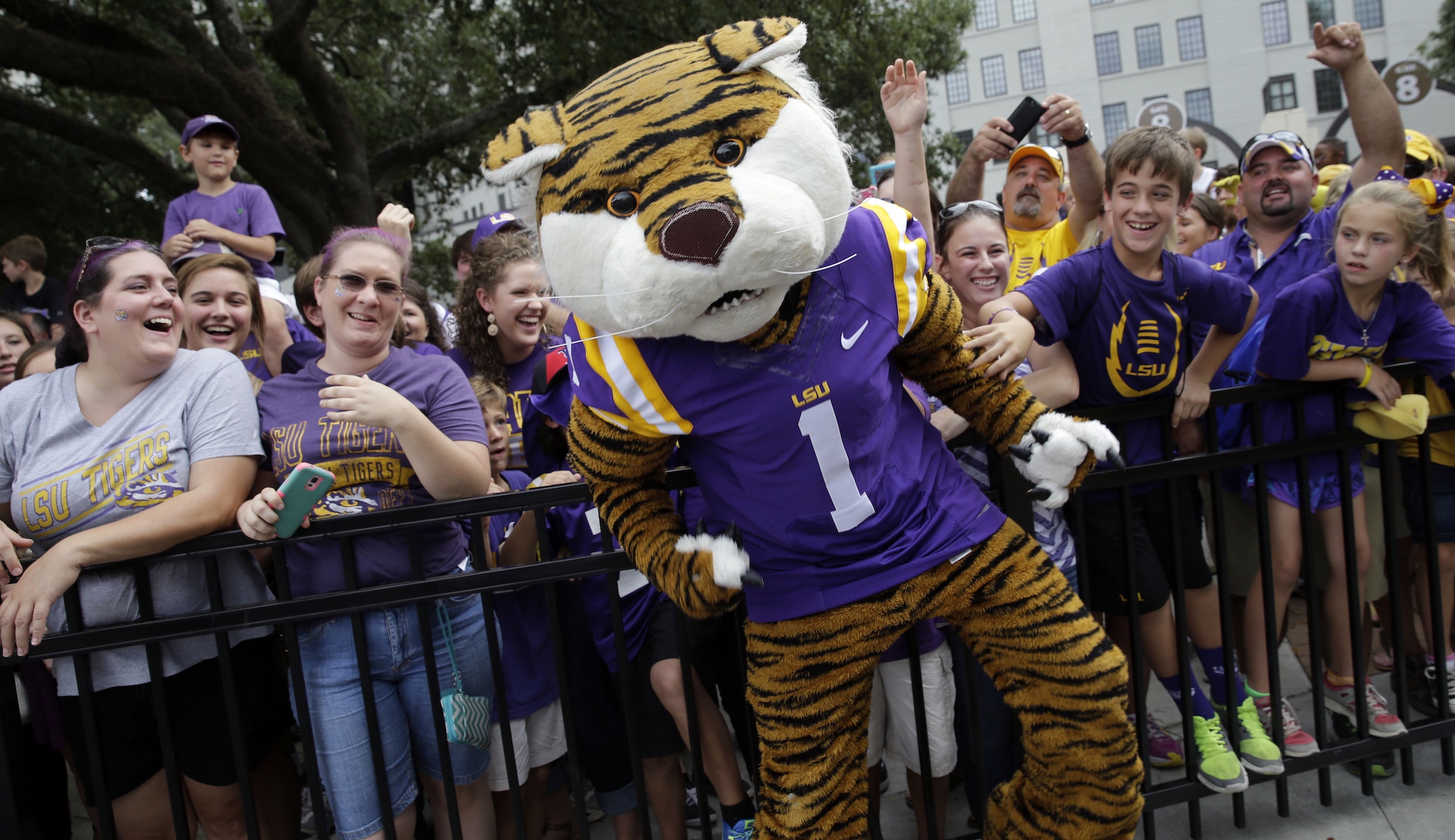 LSU coach thanks Trump for attending national championship