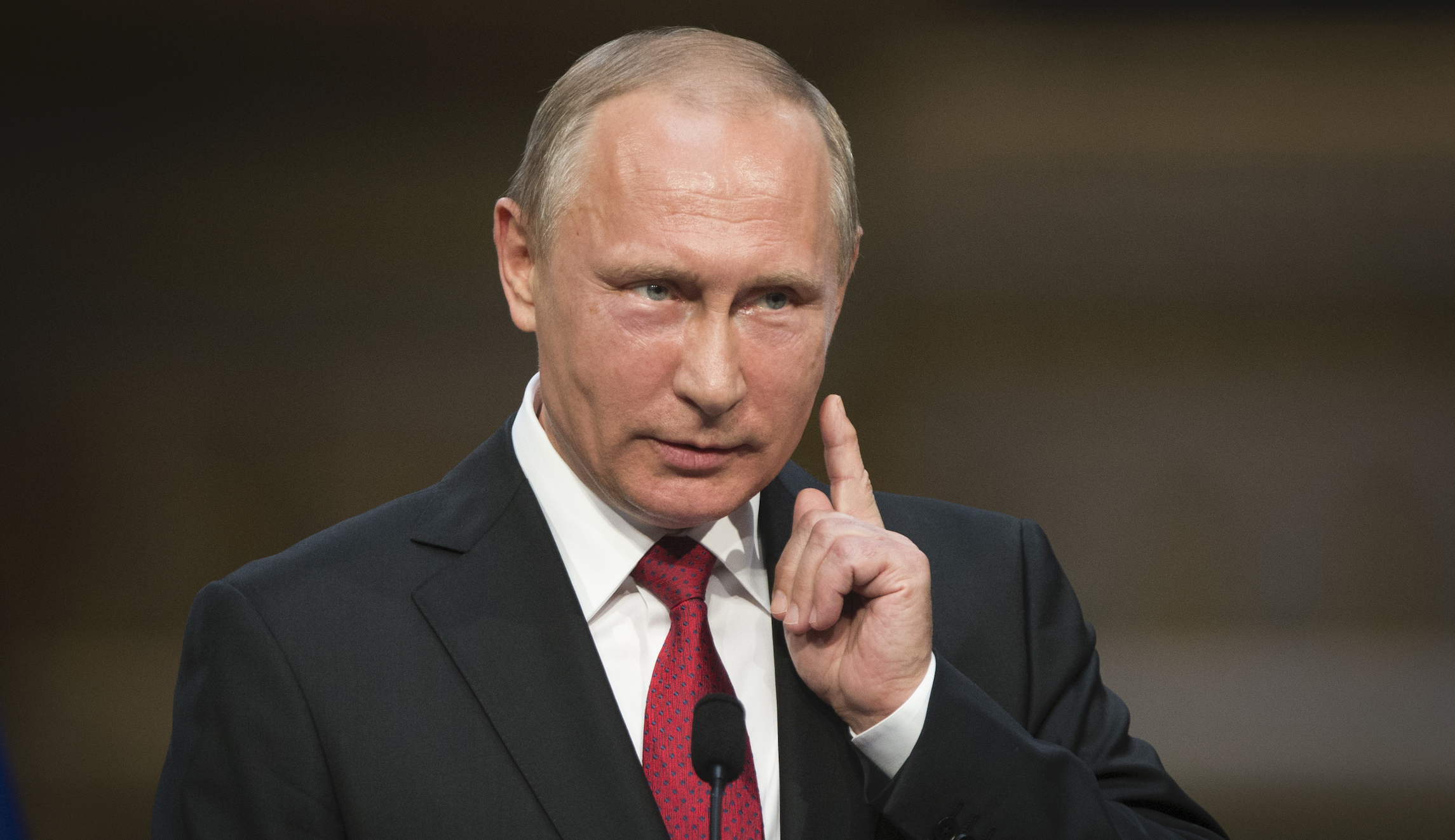 ‘Politically motivated’: Putin critic found in French hotel with slit throat and dozens of stab wounds