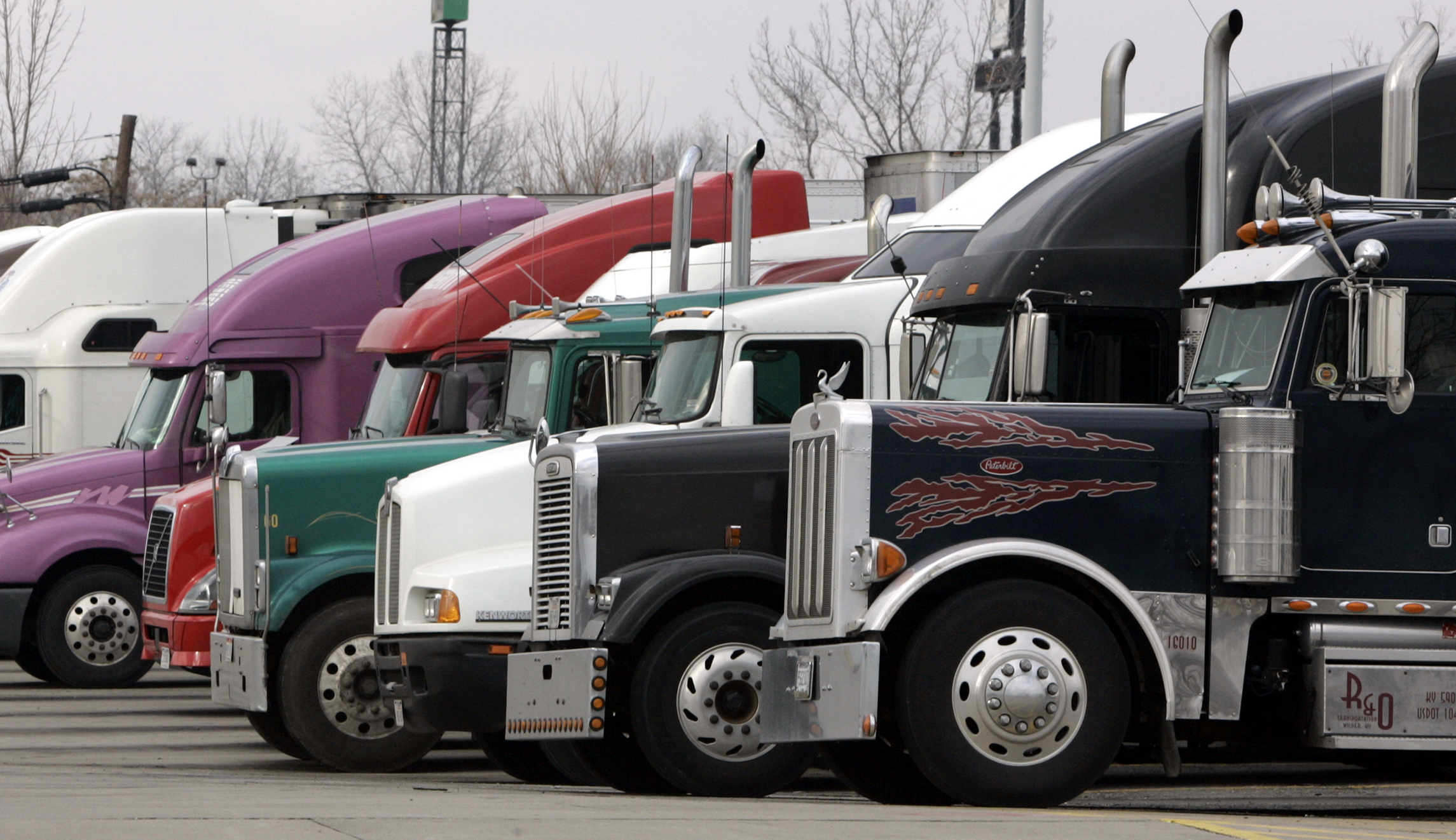 Congress eyes teenagers driving tractor-trailers to solve supply chain backups
