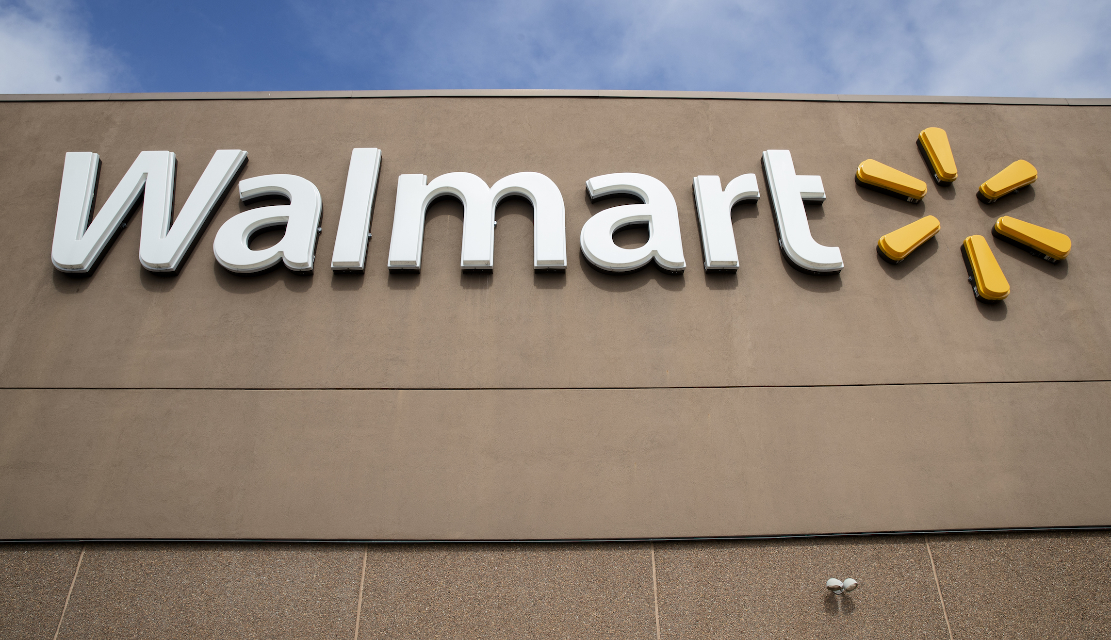 Walmart giving over $500 million in early bonuses to employees because of the coronavirus outbreak