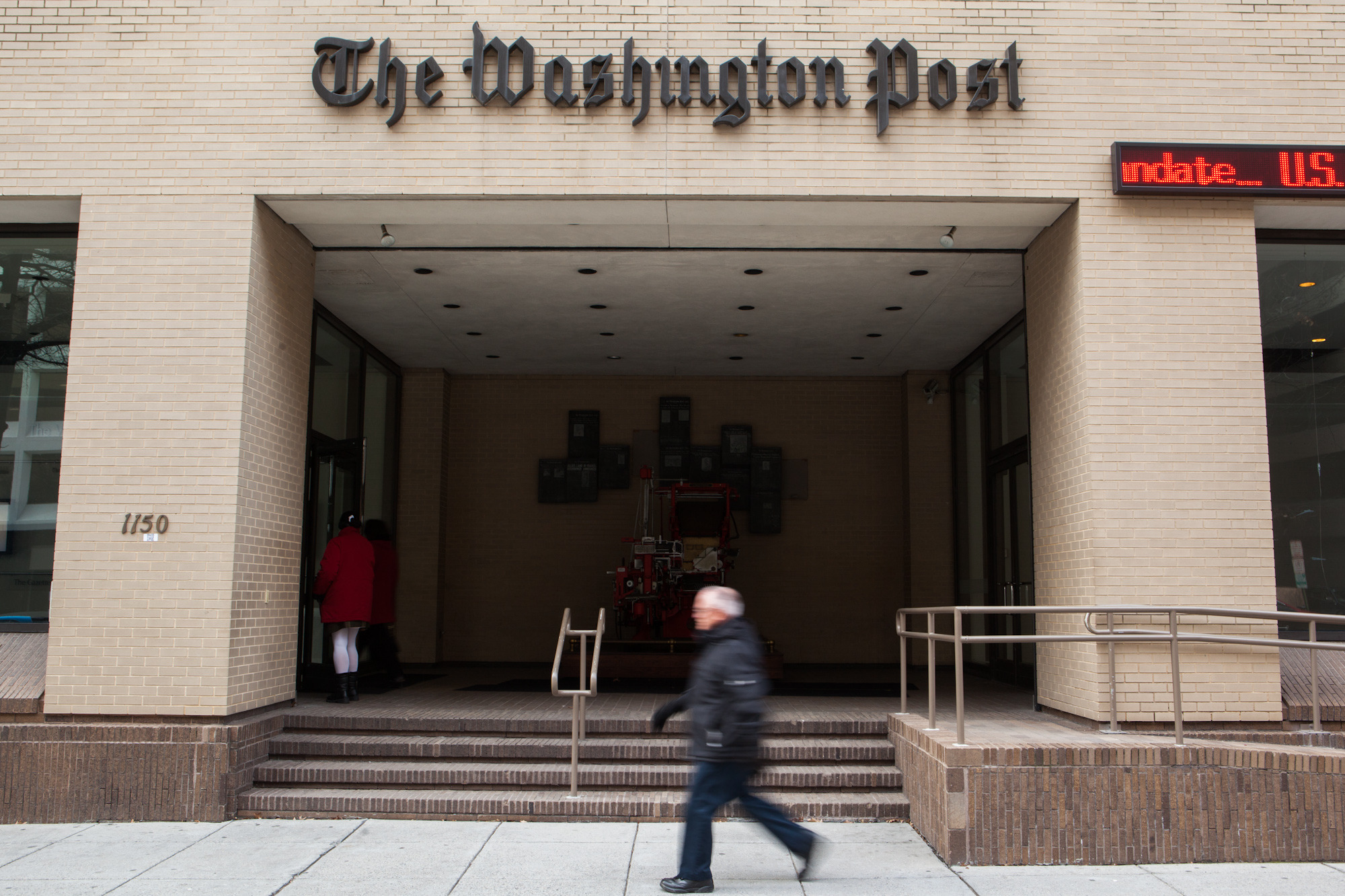 Amazon founder Bezos to buy Washington Post