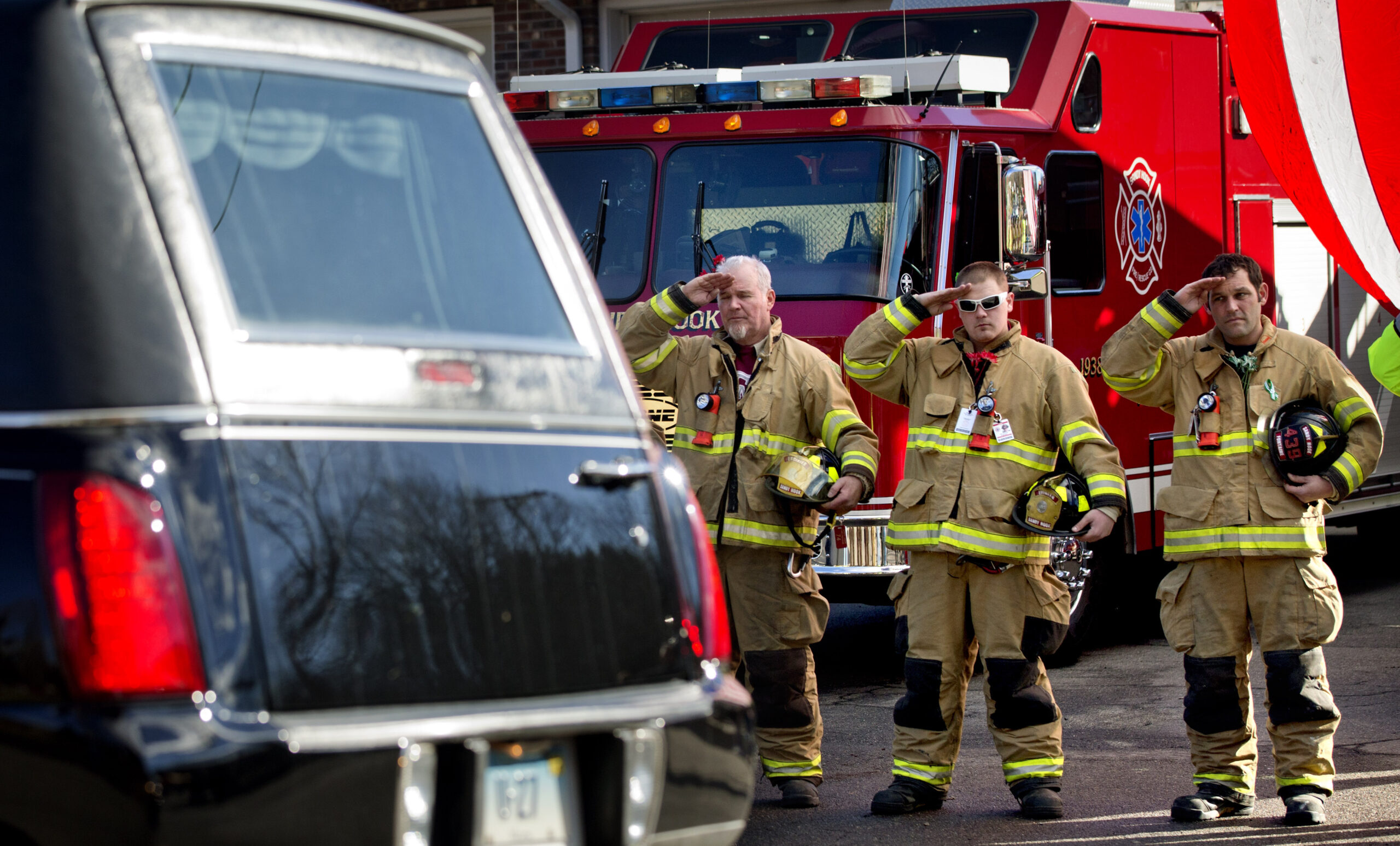 Thieves raid firetruck for $10,000 worth of equipment outside grocery store