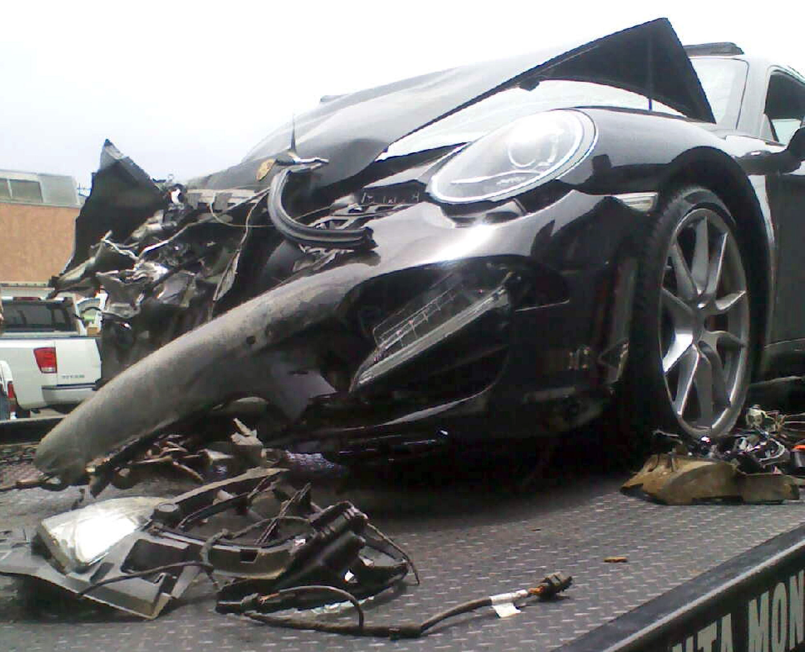 Police seeking witnesses to Lindsay Lohan crash