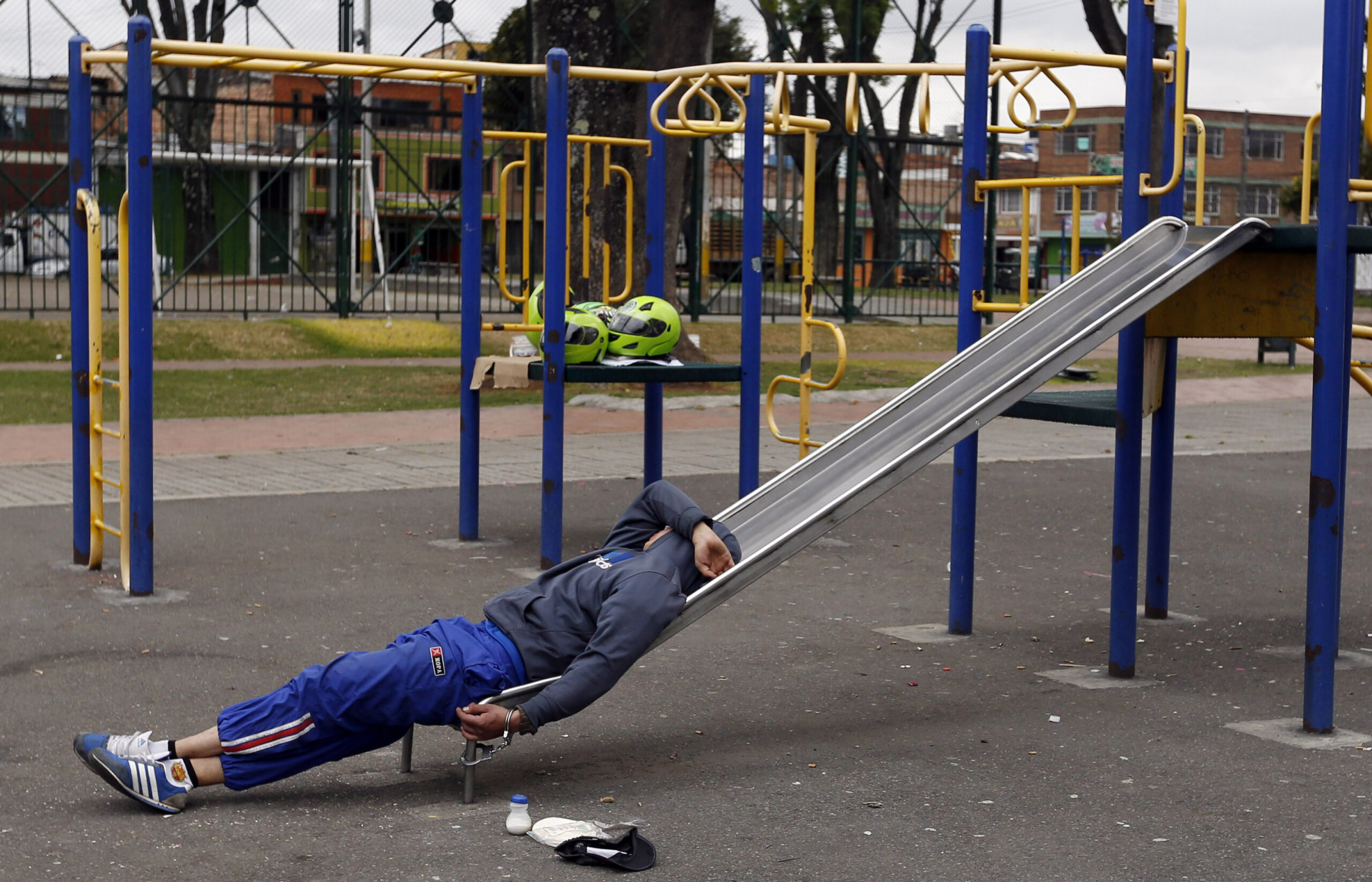 Prisoners kept handcuffed in park in Colombia