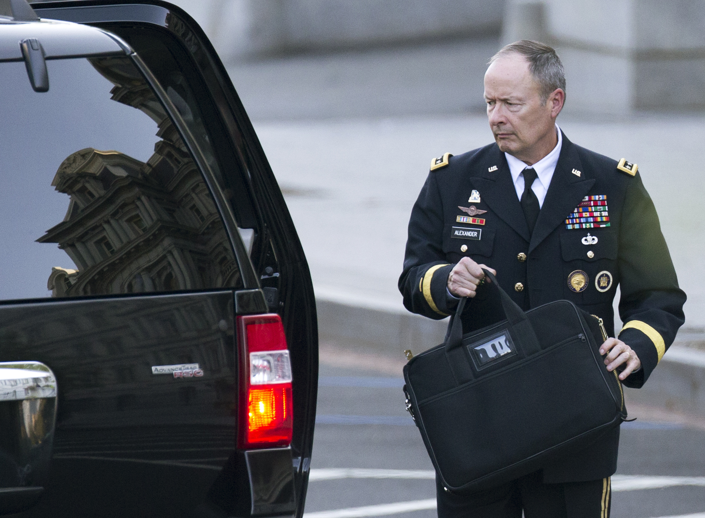 White House confirms National Security Agency chief to step down