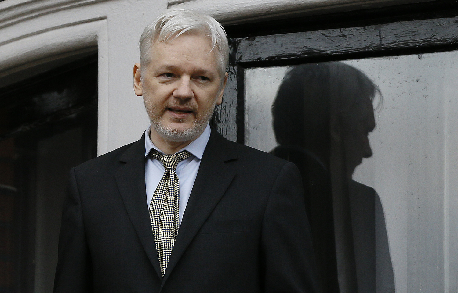 Swedish prosecutors to question Assange in embassy