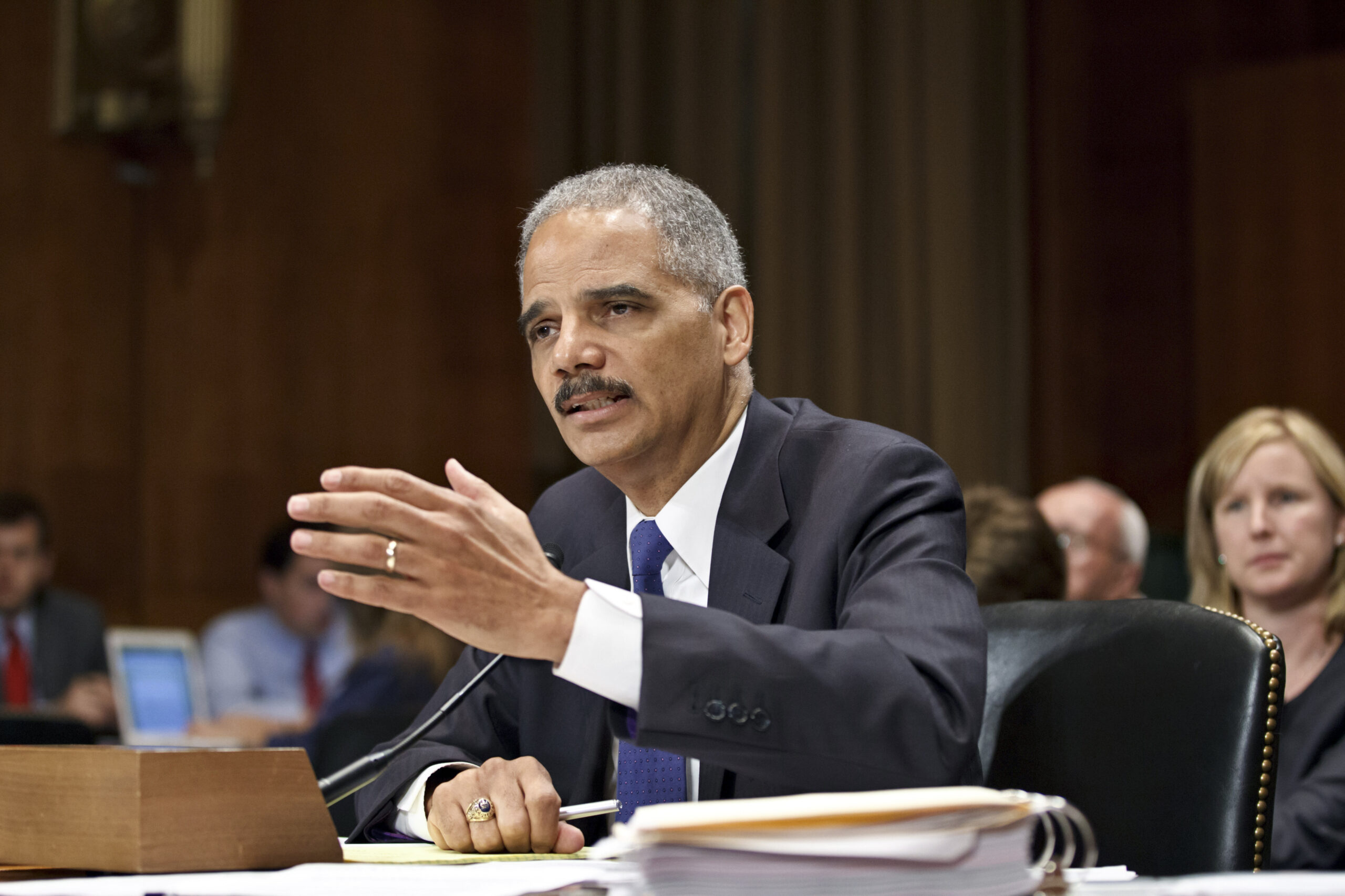 Obama tries to shield Holder from contempt charge