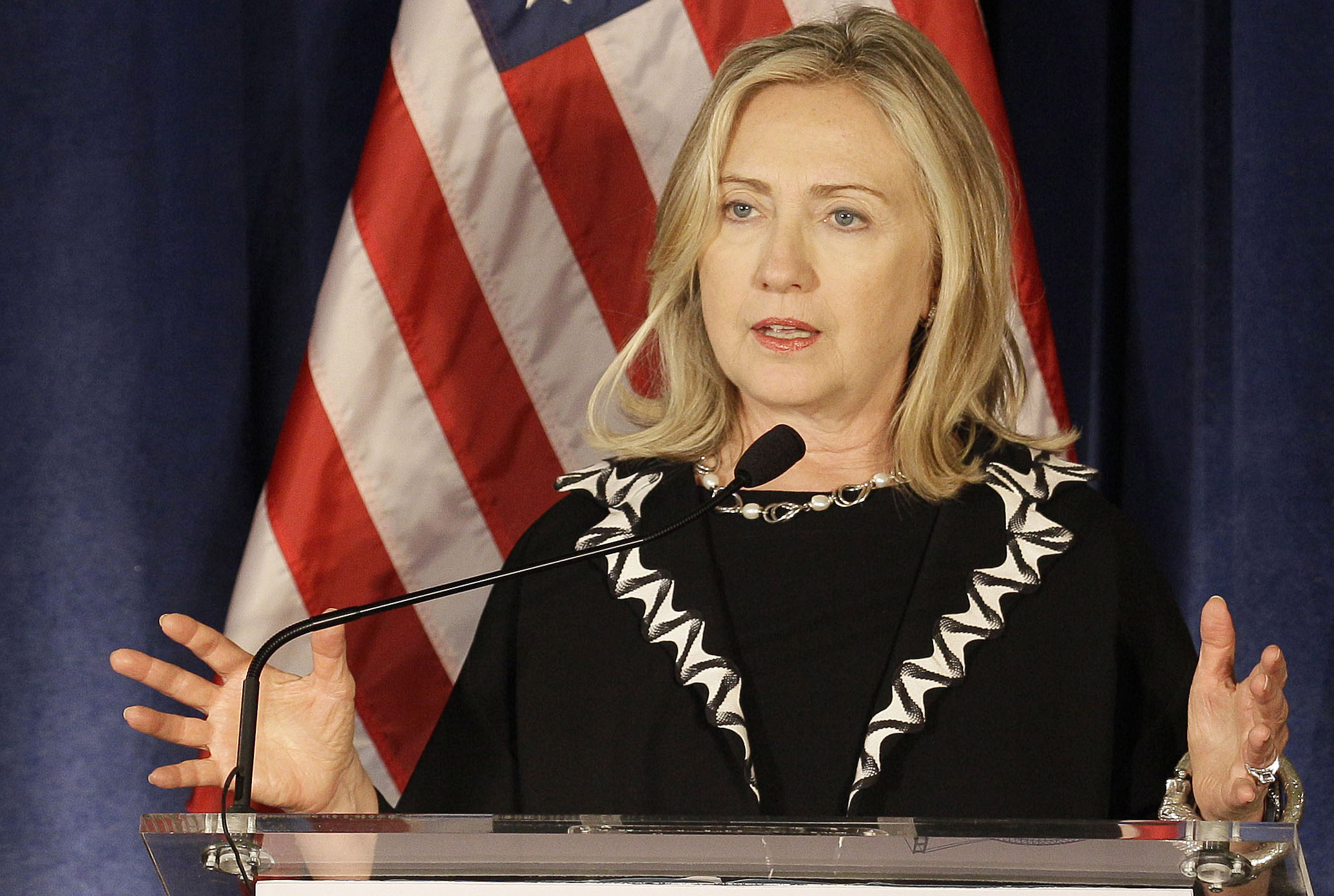 Clinton aims to rein in Wall Street without Glass-Steagall