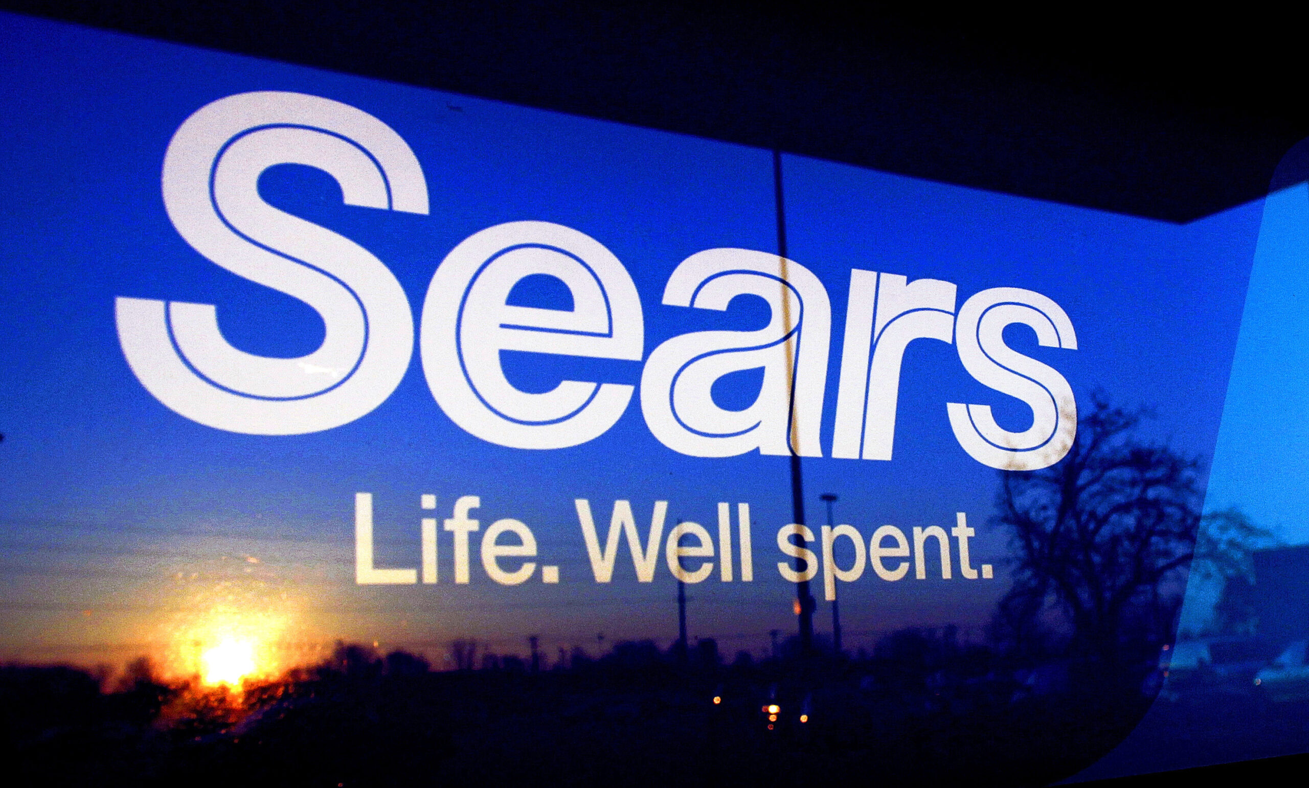 Sears 4Q loss narrows as it lowers expenses