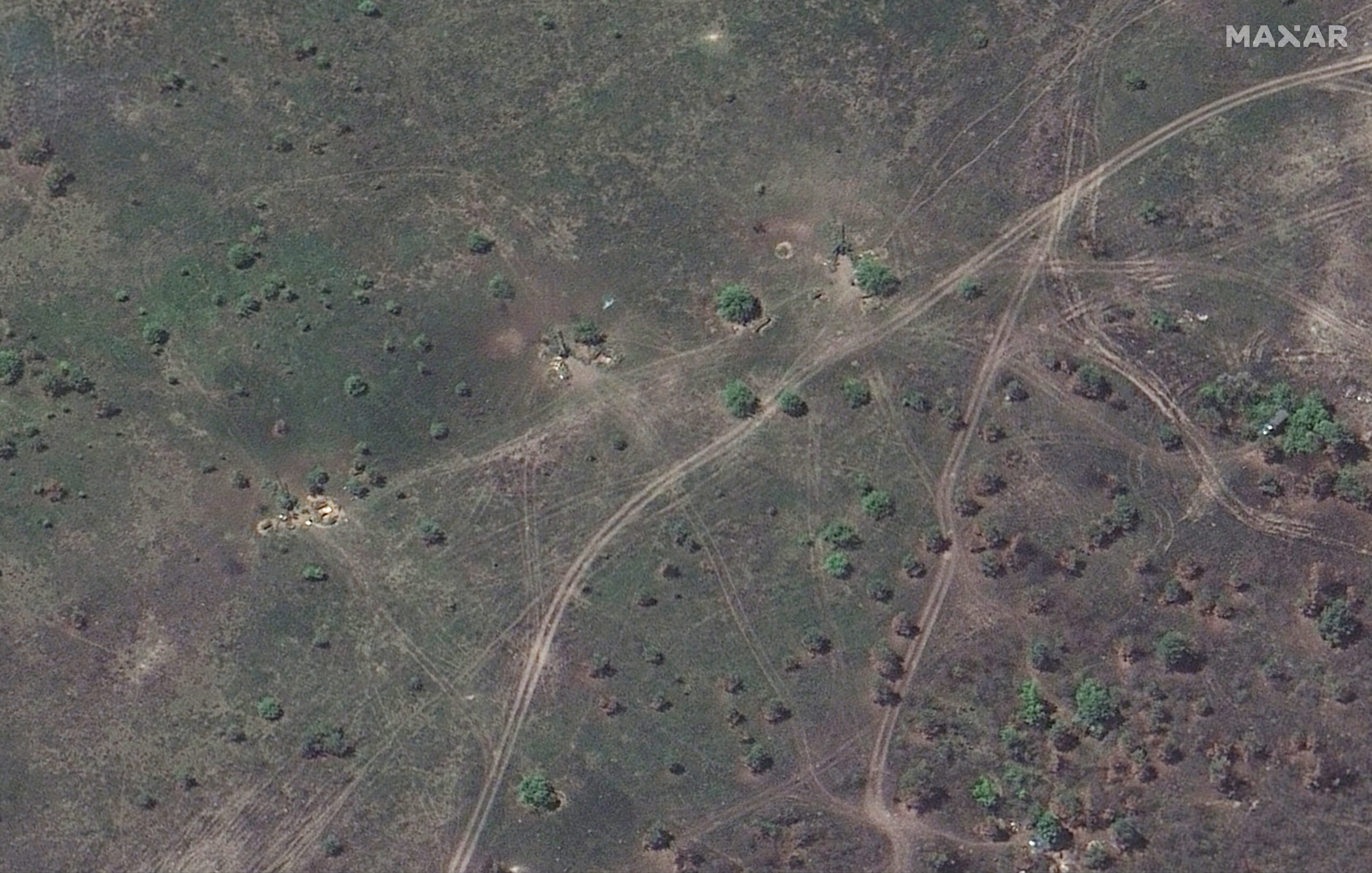 06_towed artillery deployed and oriented toward severodonetsk_ukraine_6june2022_wv3.jpg
