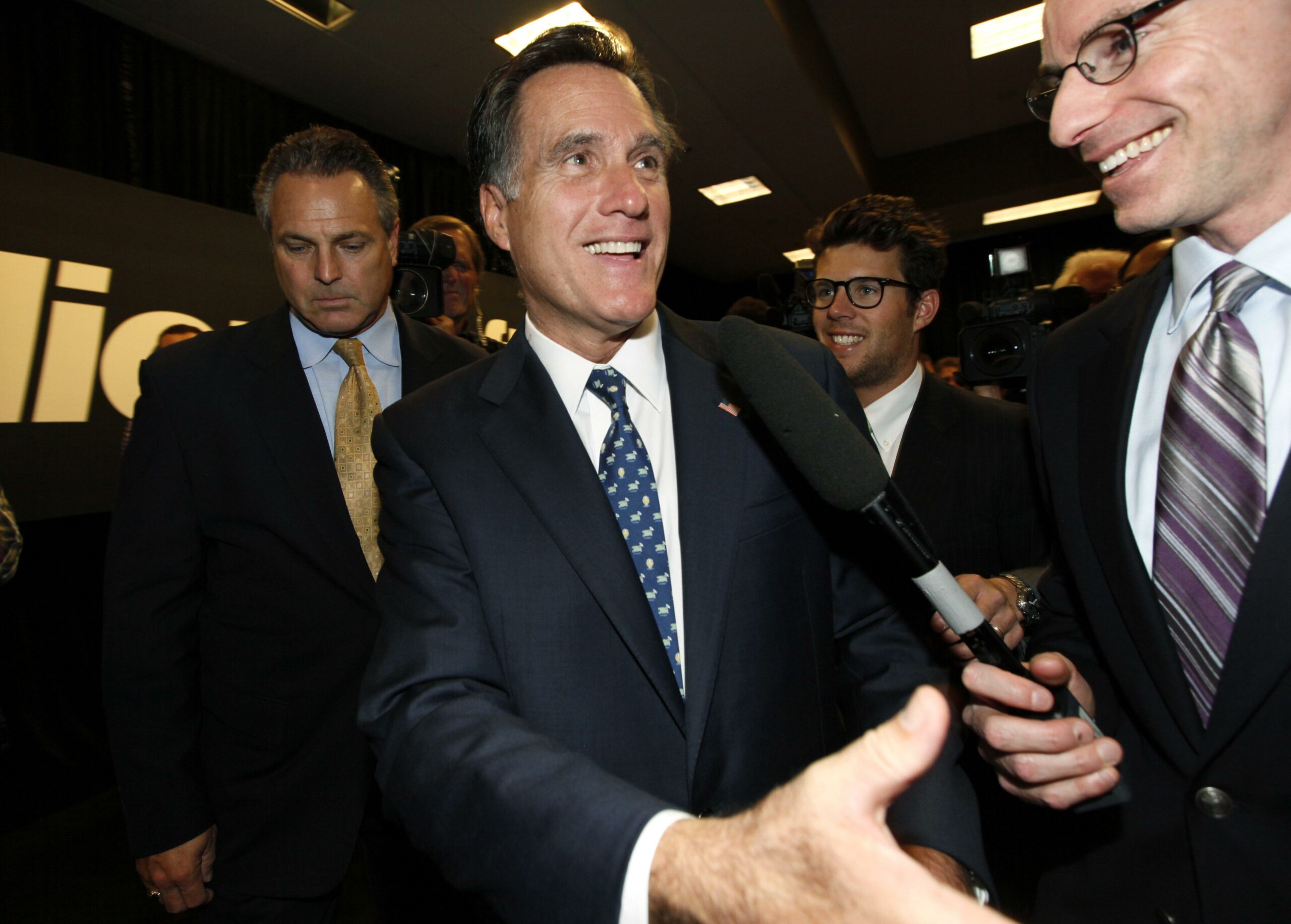 Cozy relationship with Wall Street hurts Romney