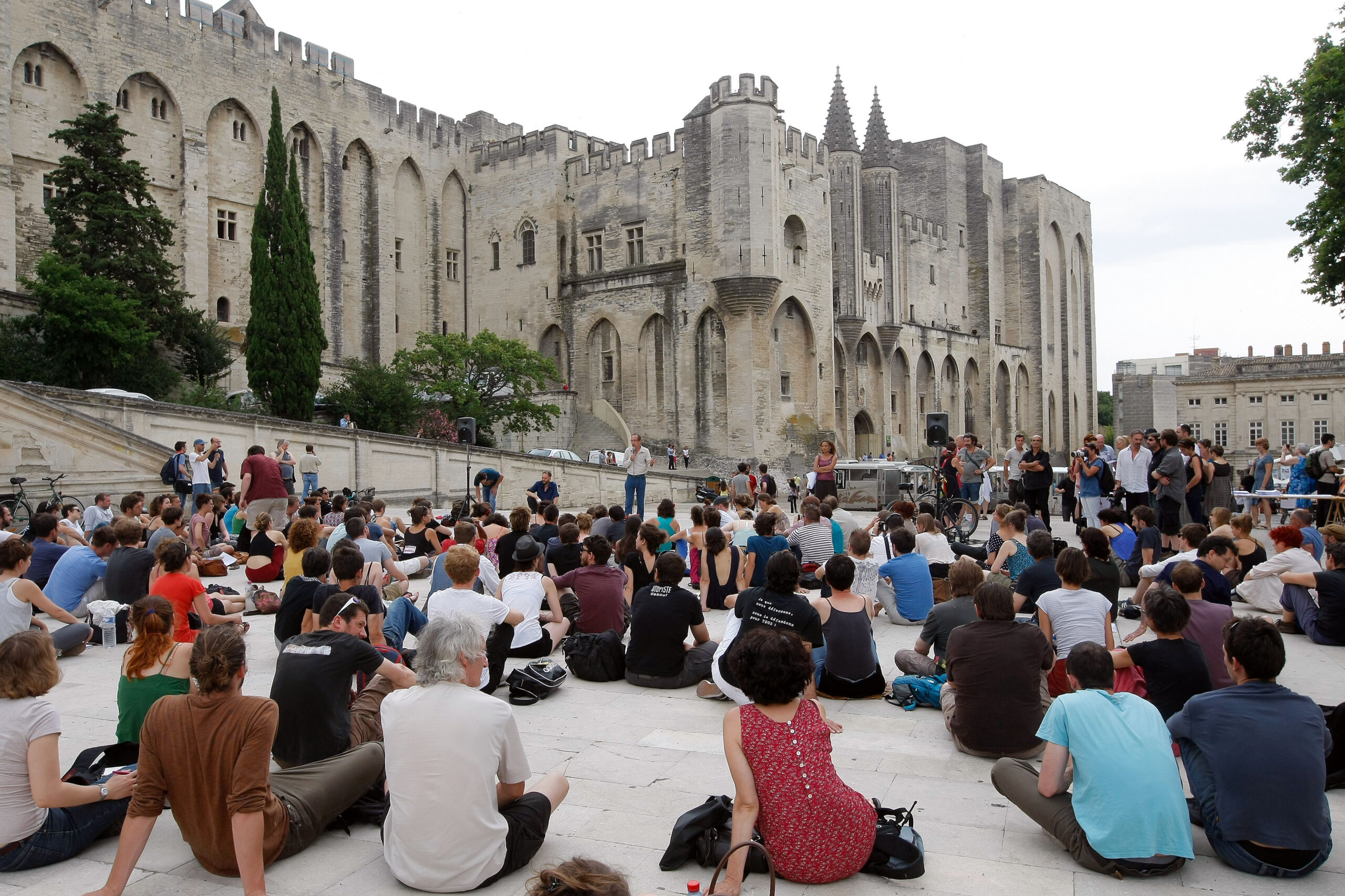 Unemployment protest hits French theater festival