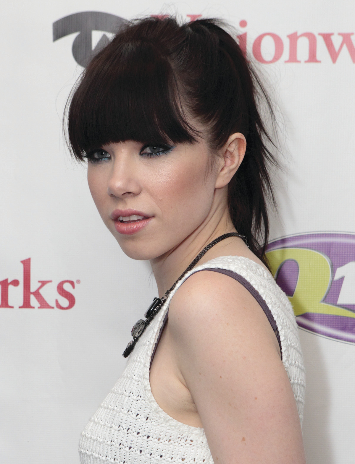 Carly Rae Jepsen singing for the Clintons