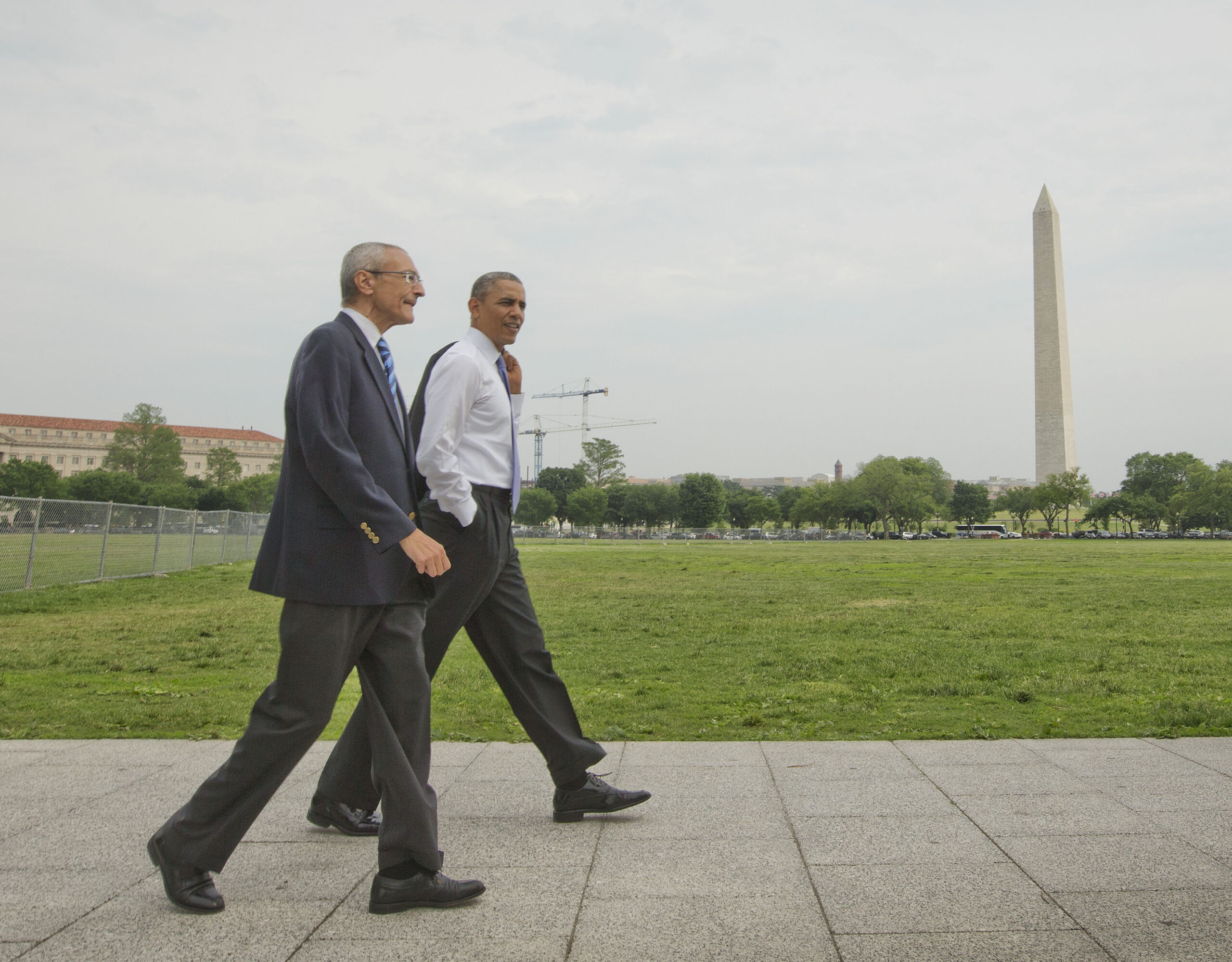 Obama breaks from busy day to walk, greet tourists