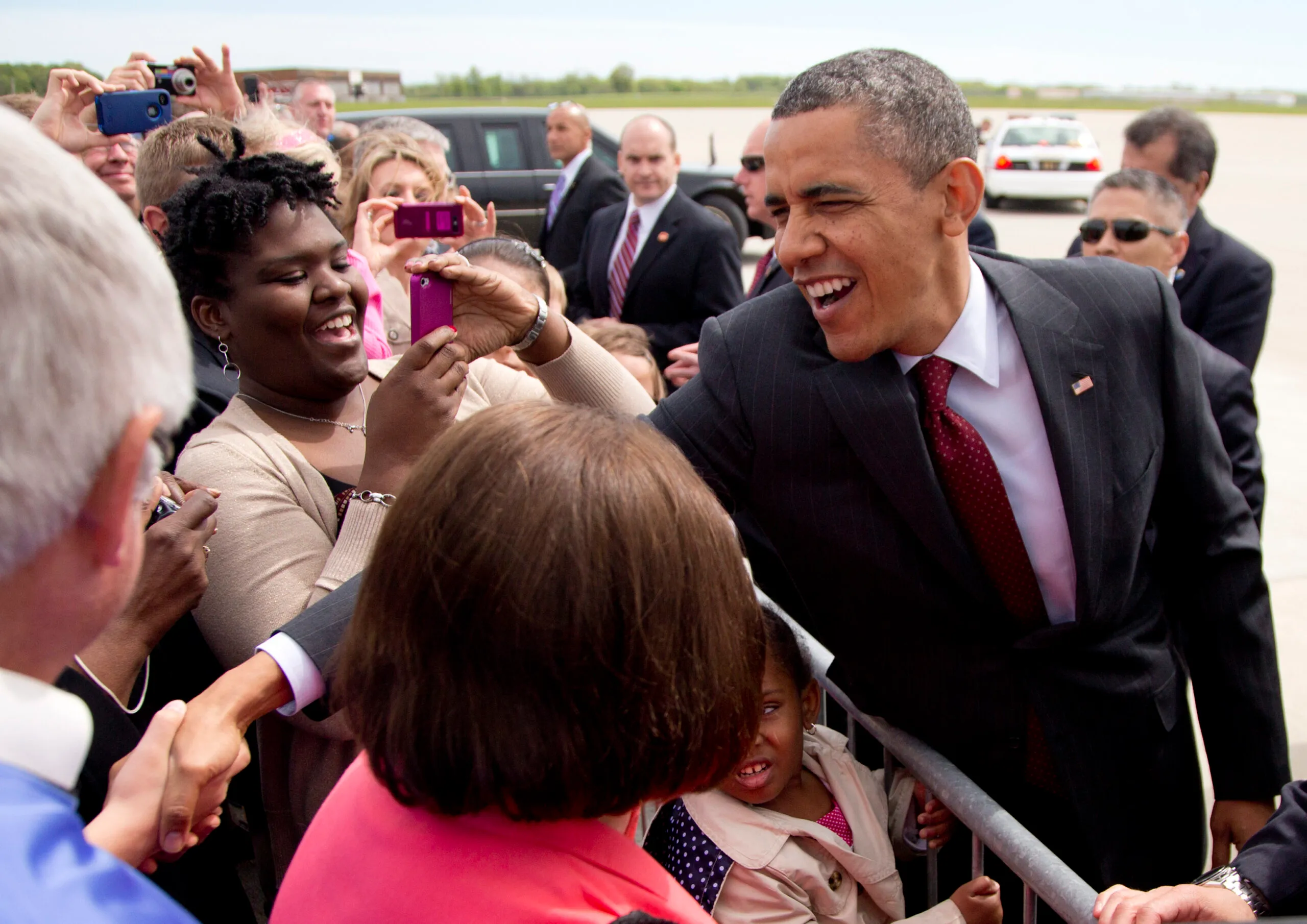 Obama dares graduates to reject cynical voices