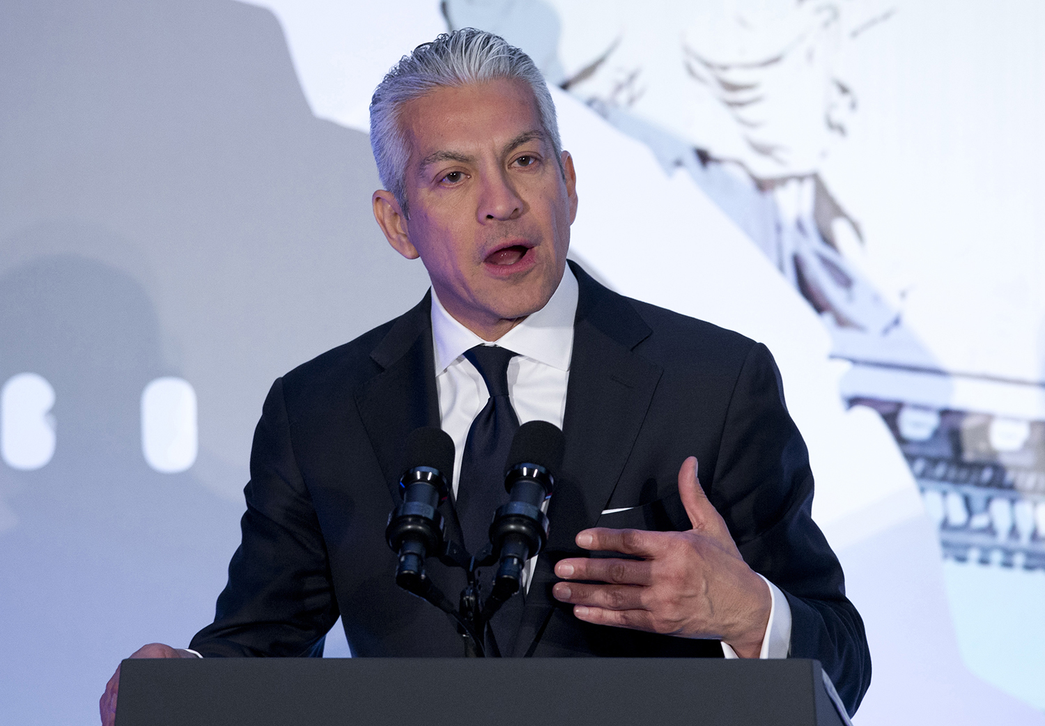 Hispanic chamber: Clinton will ‘mop the floor’ with Trump