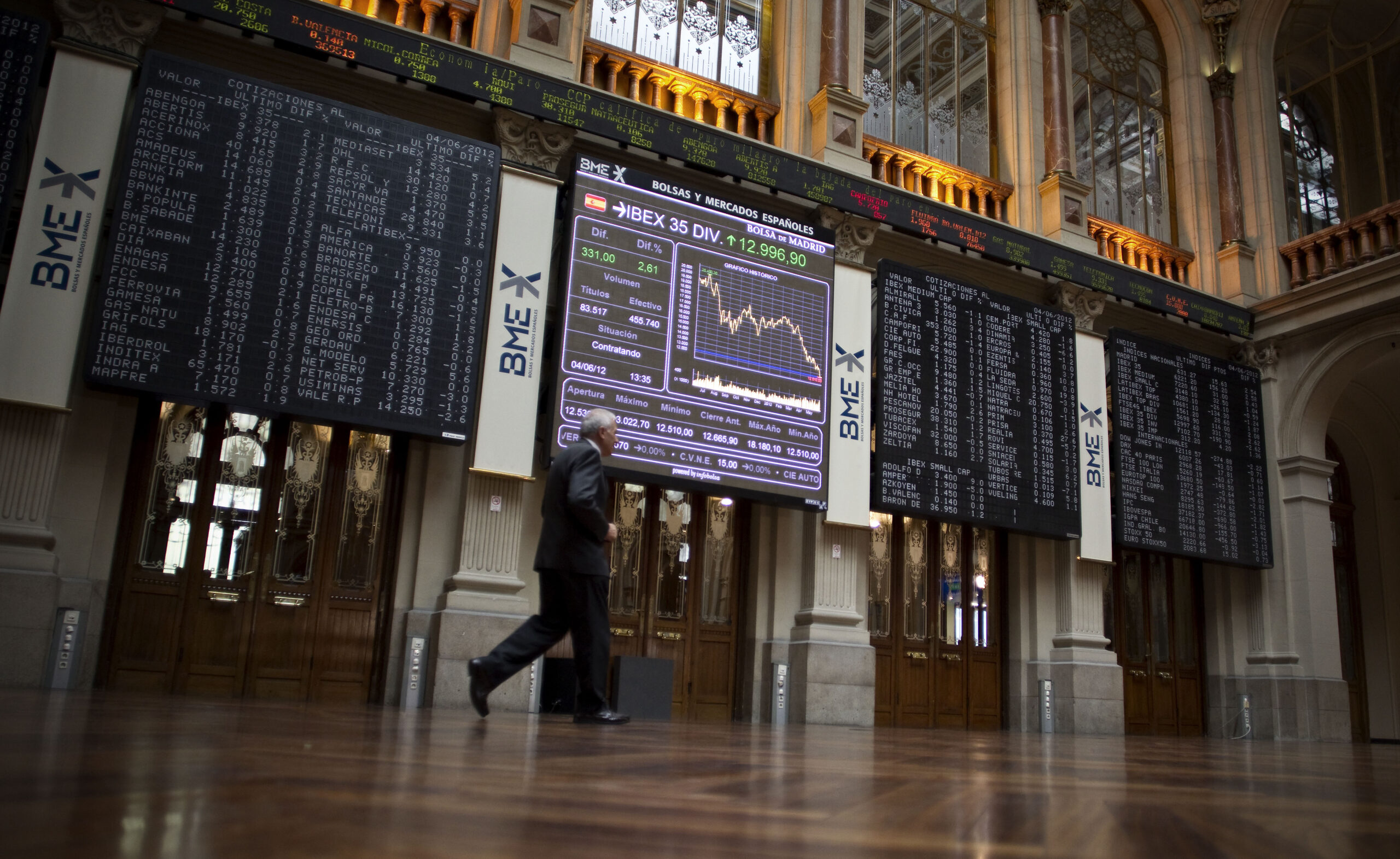 World stock markets fall as Europe worries rise
