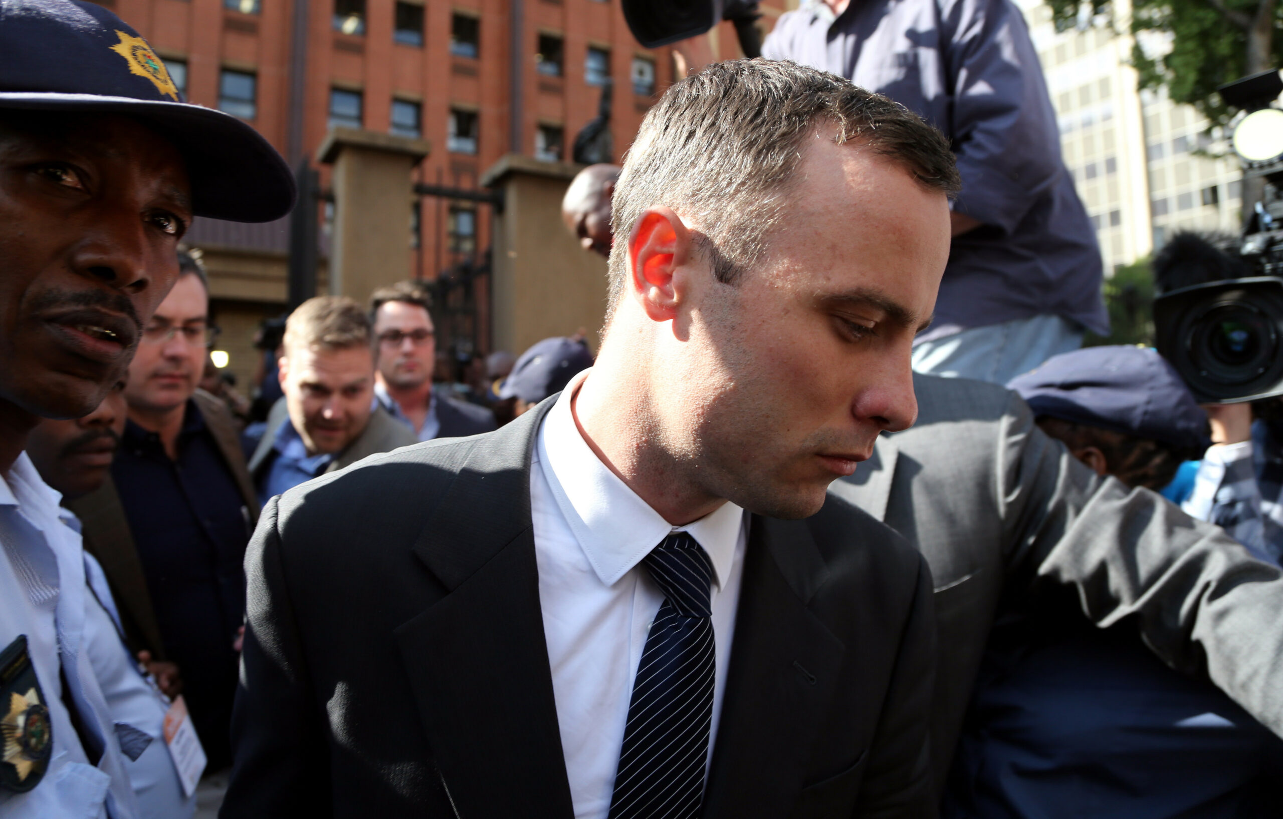 Pistorius wails while recalling shooting