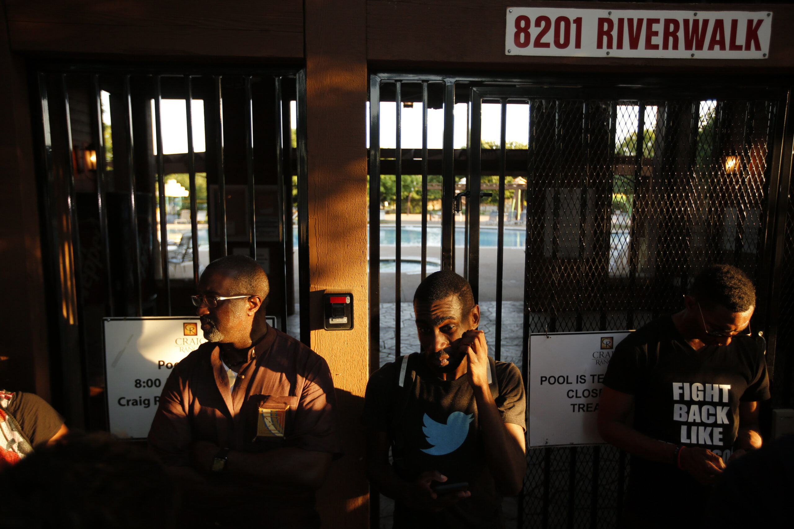 Texas cop videotaped in pool party incident resigns